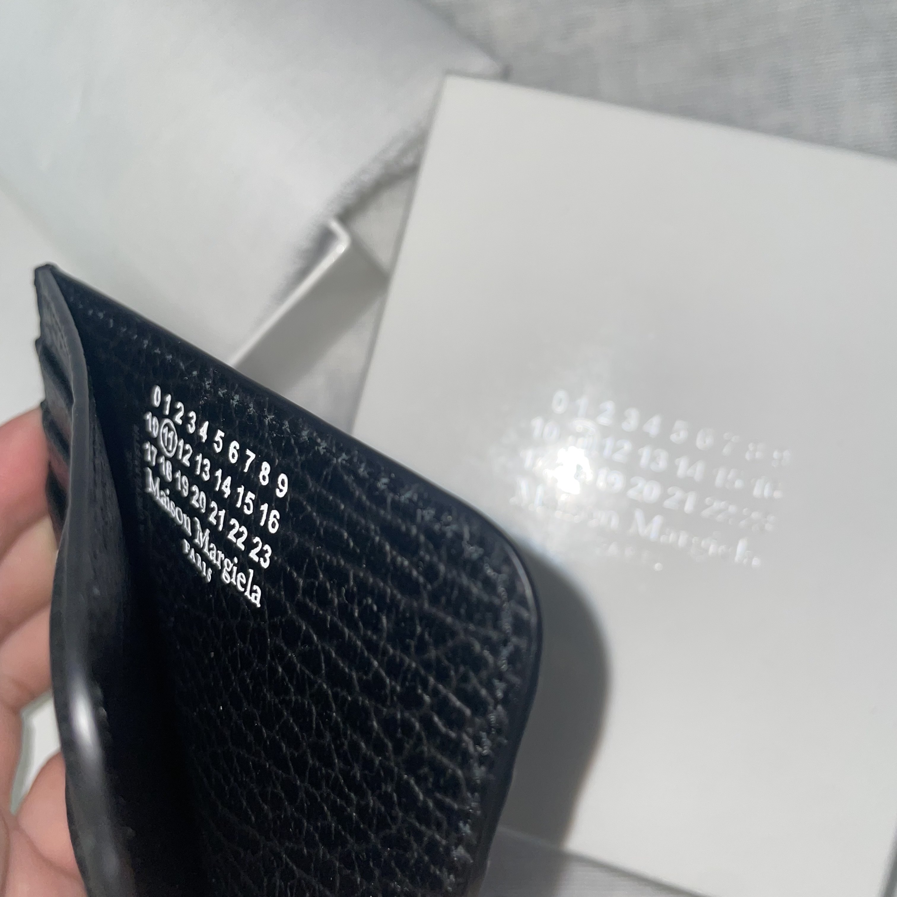 Maison Margiela Stitch Card Holder Black 착용 스타일 - 2