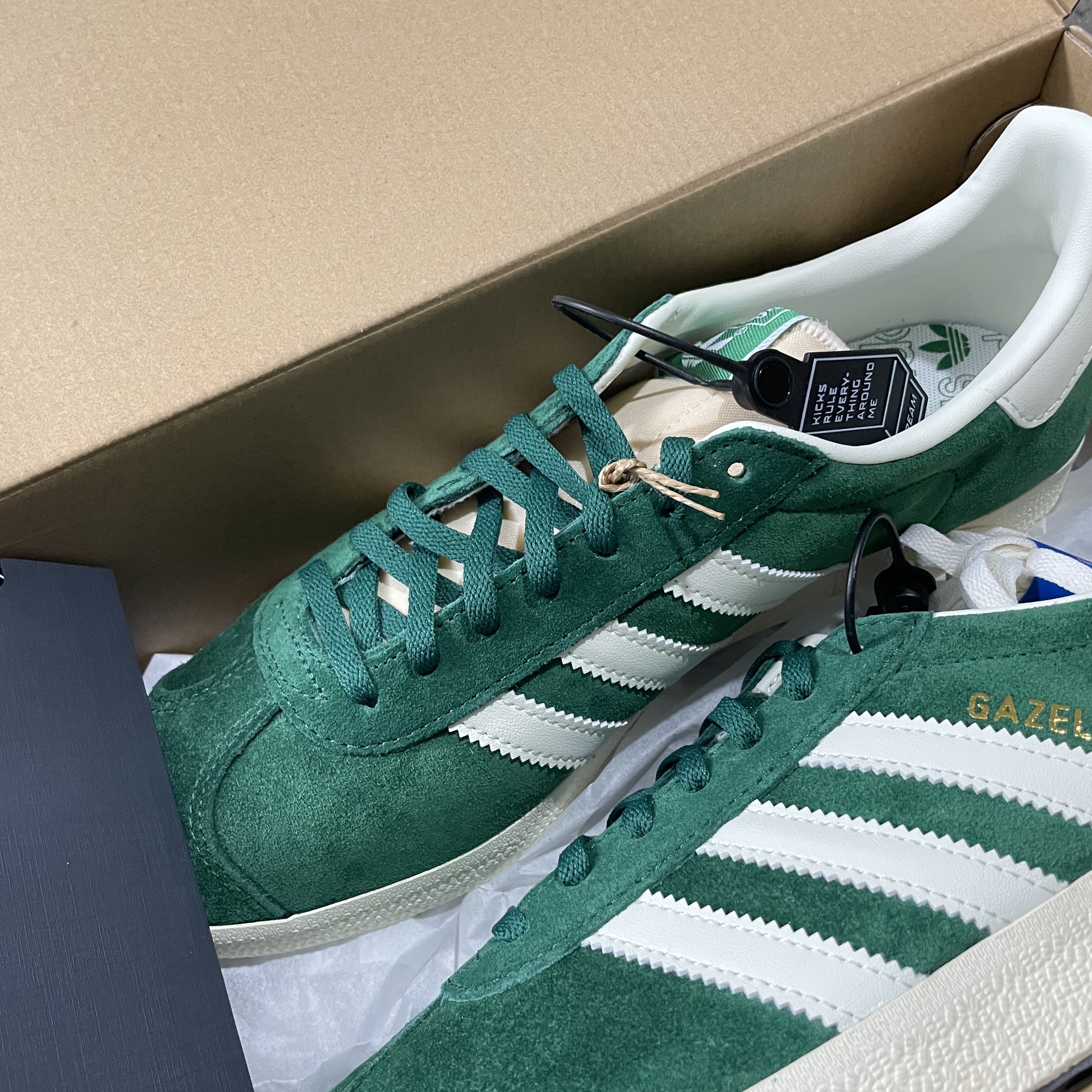 Adidas Gazelle Dark Green Cream White 착용 스타일
