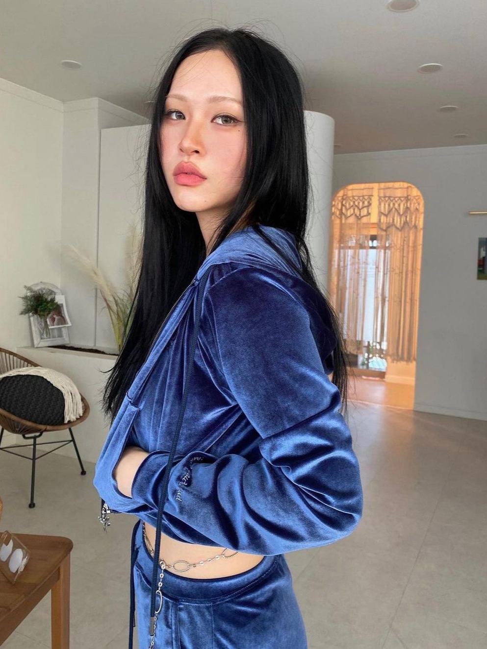 Darling You're Bad Women Darling Your Tube Top Velvet Blue 착용 스타일 - 5