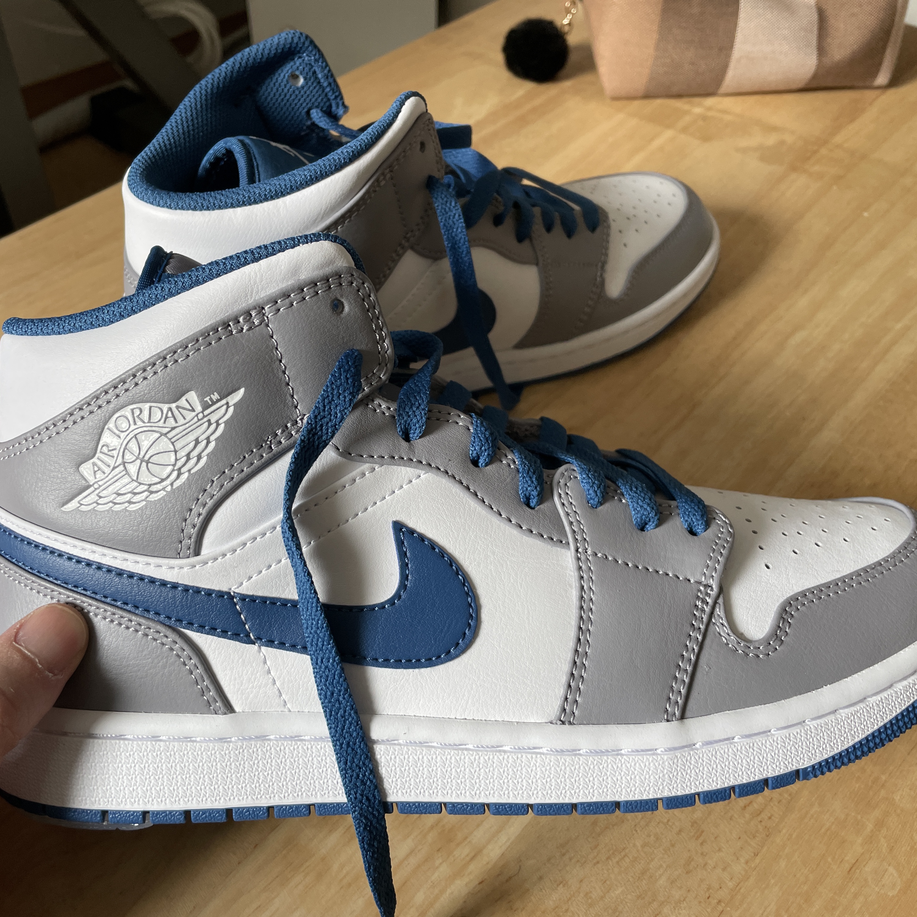 Jordan 1 Mid Cement Grey True Blue 착용 스타일 - 2