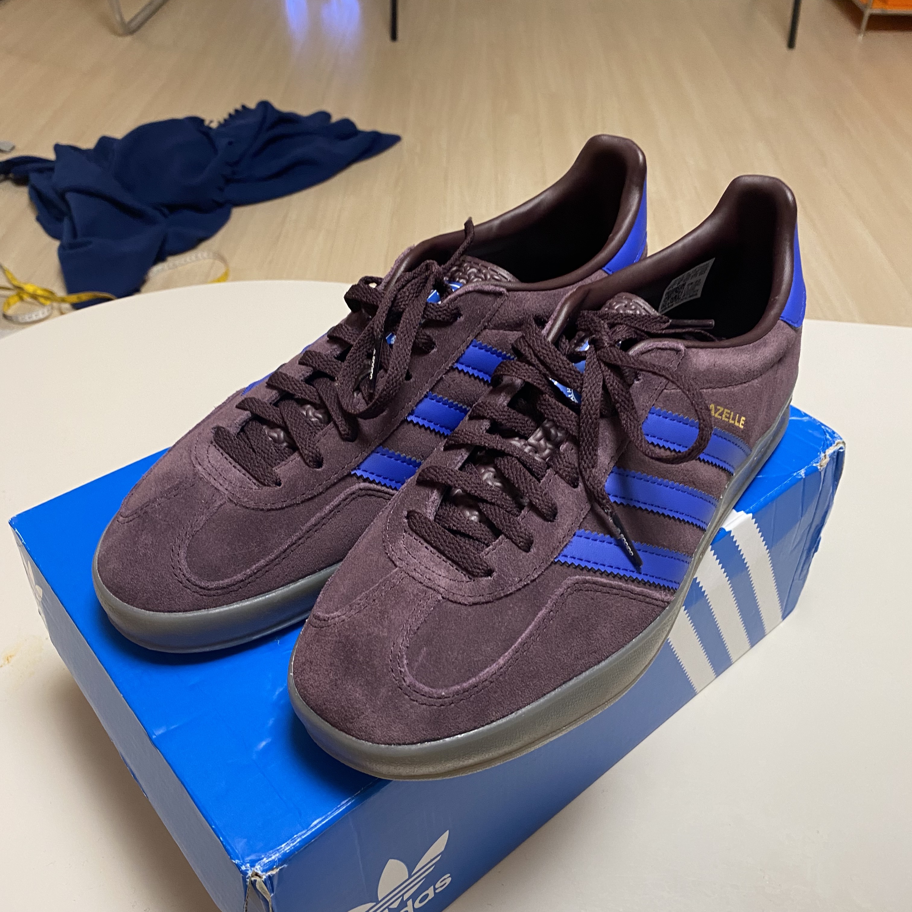 Adidas Gazelle Indoor Shadow Maroon 착용 스타일 - 3