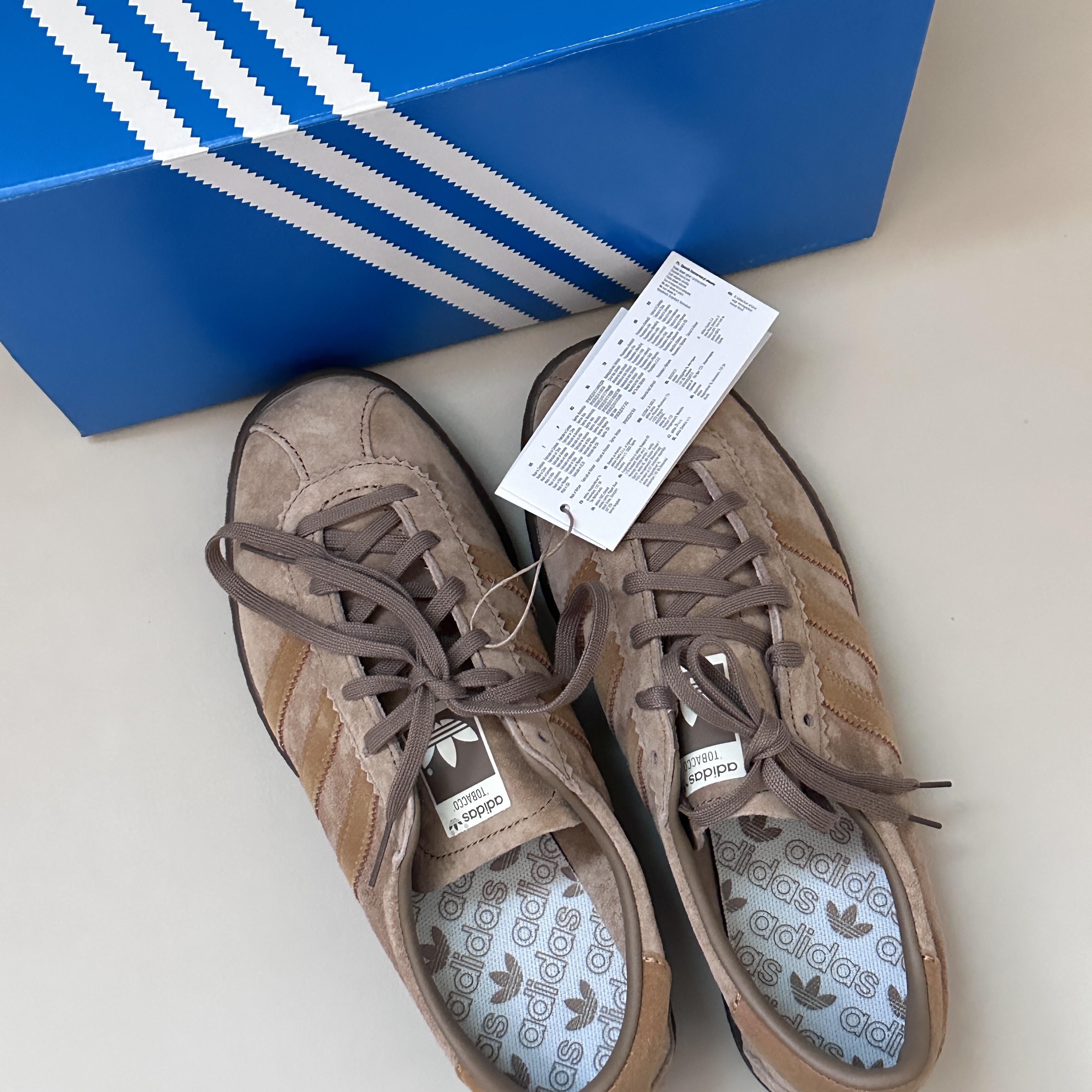Adidas Tobacco Pantone Mesa 착용 스타일 - 2