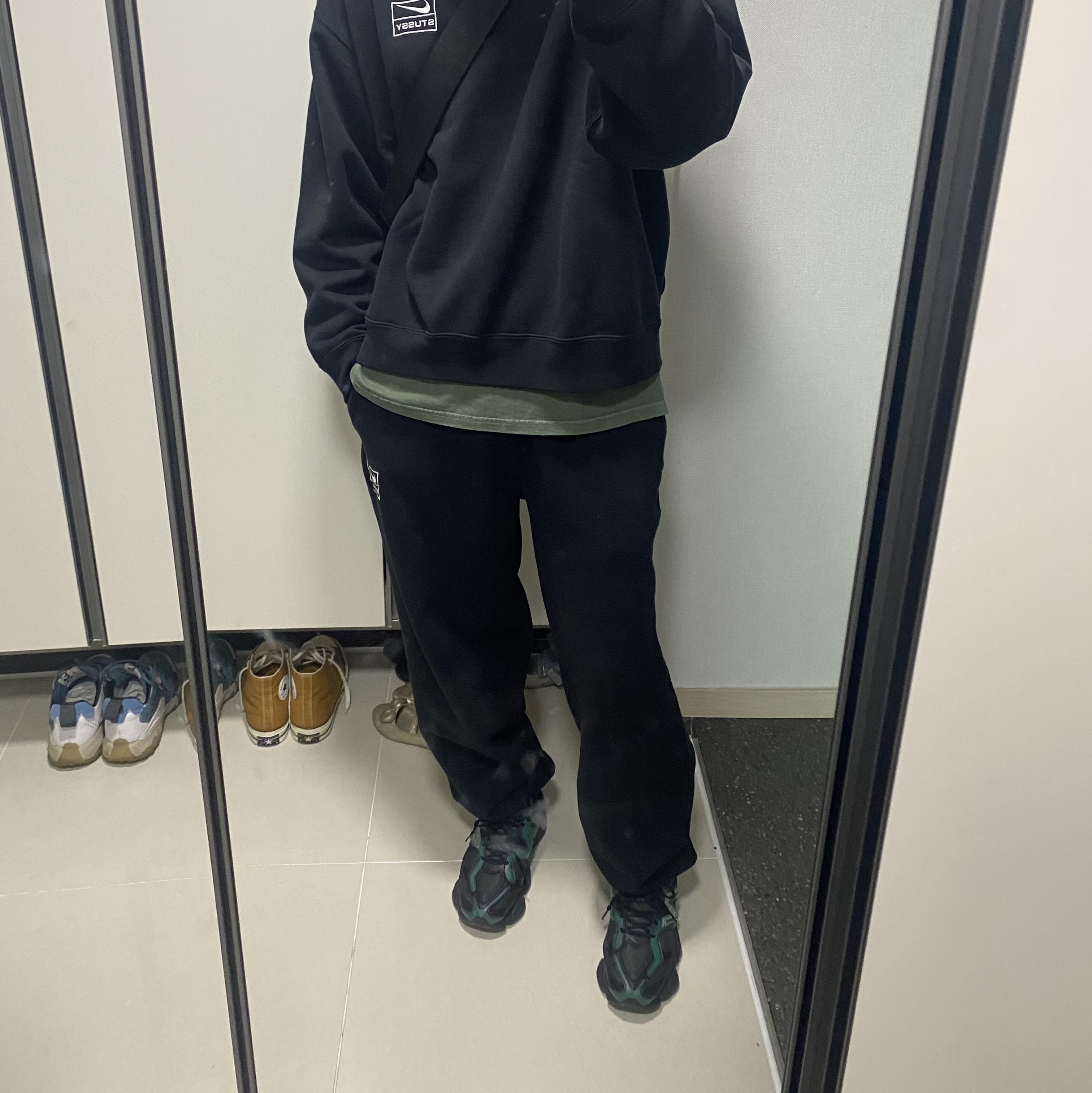 Nike x Stussy NRG Washed Fleece Crewneck Black (DO5310-010), Nike x Stussy NRG Washed Fleece Pants Black (DO5296-010) 착용 스타일