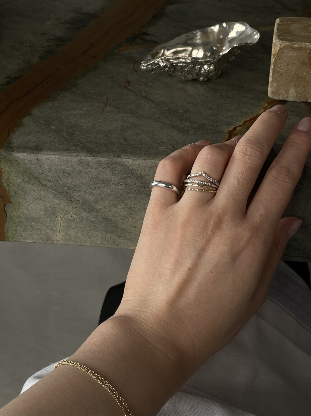[KREAM 단독] Maman et Fille Women Blacksmith Thin Ring 착용 스타일