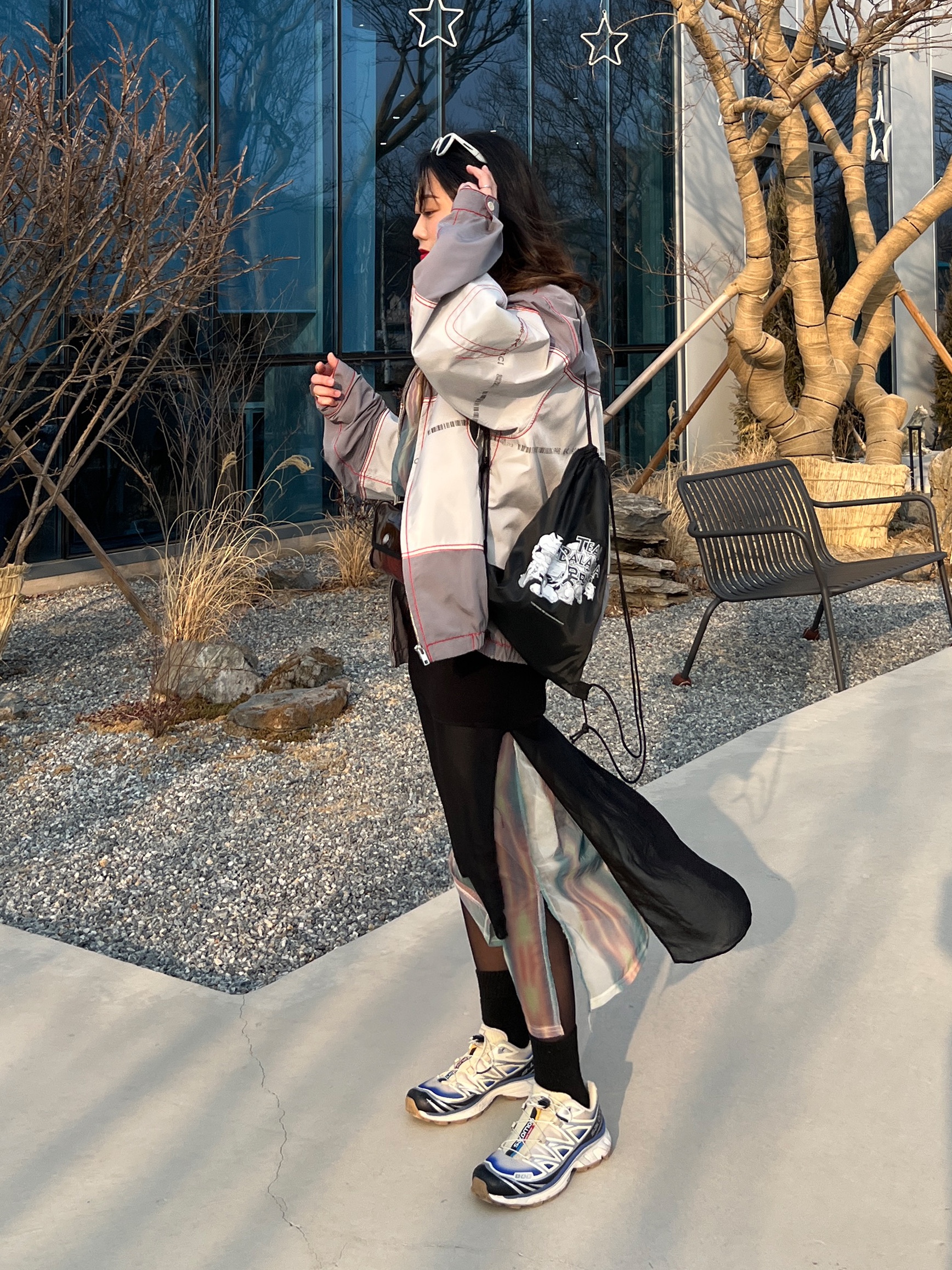 Salomon XT-6 Skyline Bleached Sand Dazzling Blue, Apple AirPods Max Lightning Space Gray (Korean Ver.) 착용 스타일 - 3