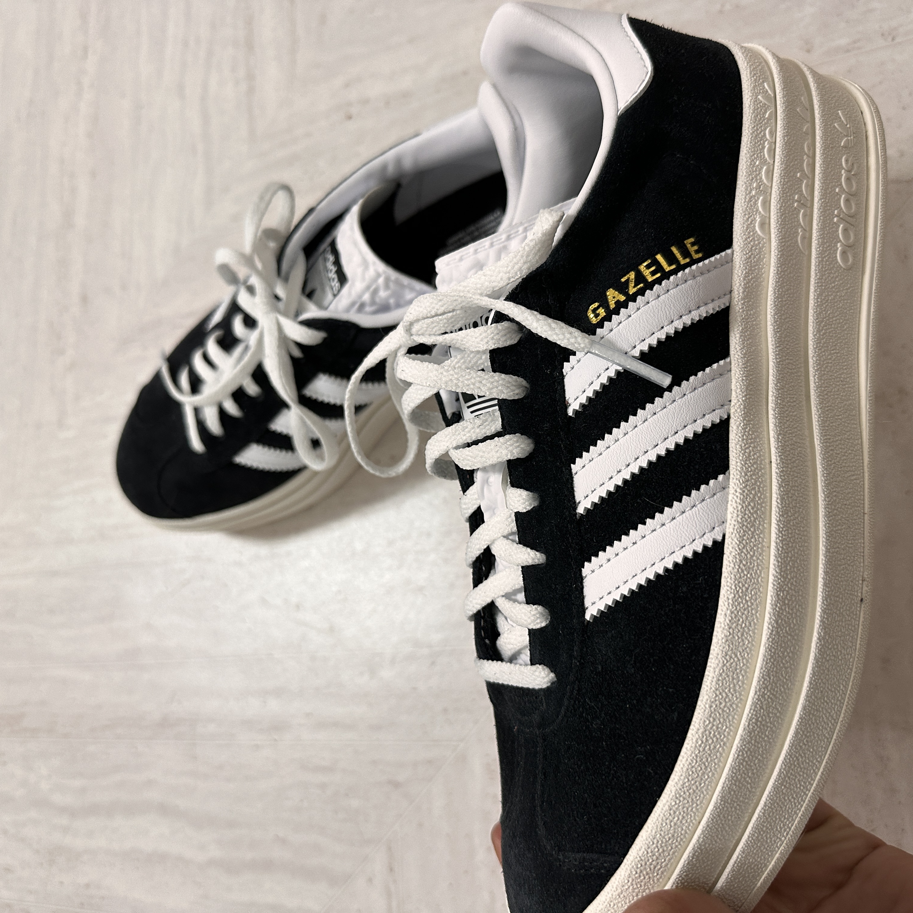 (W) Adidas Gazelle Bold Core Black Cloud White 착용 스타일