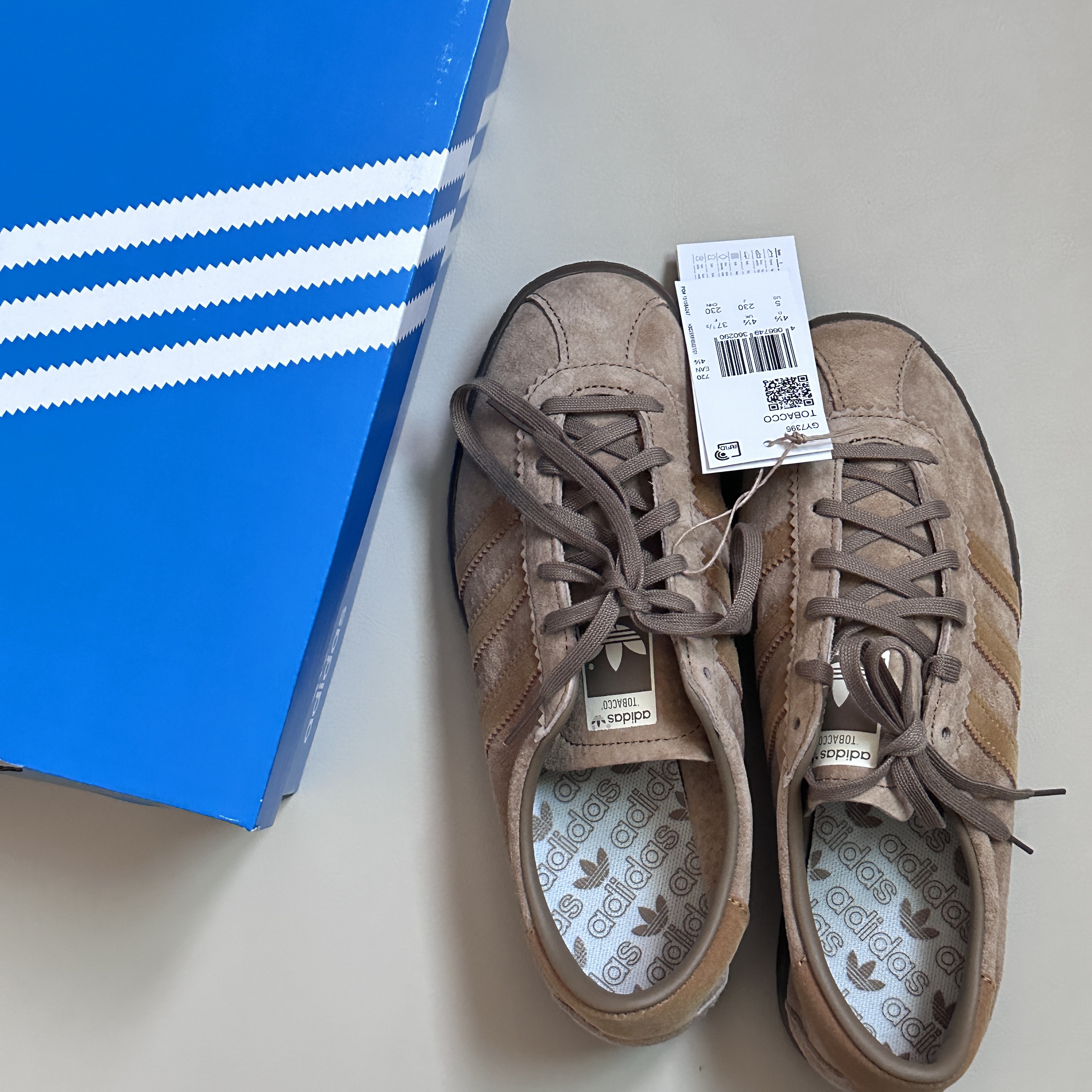 Adidas Tobacco Pantone Mesa 착용 스타일 - 1