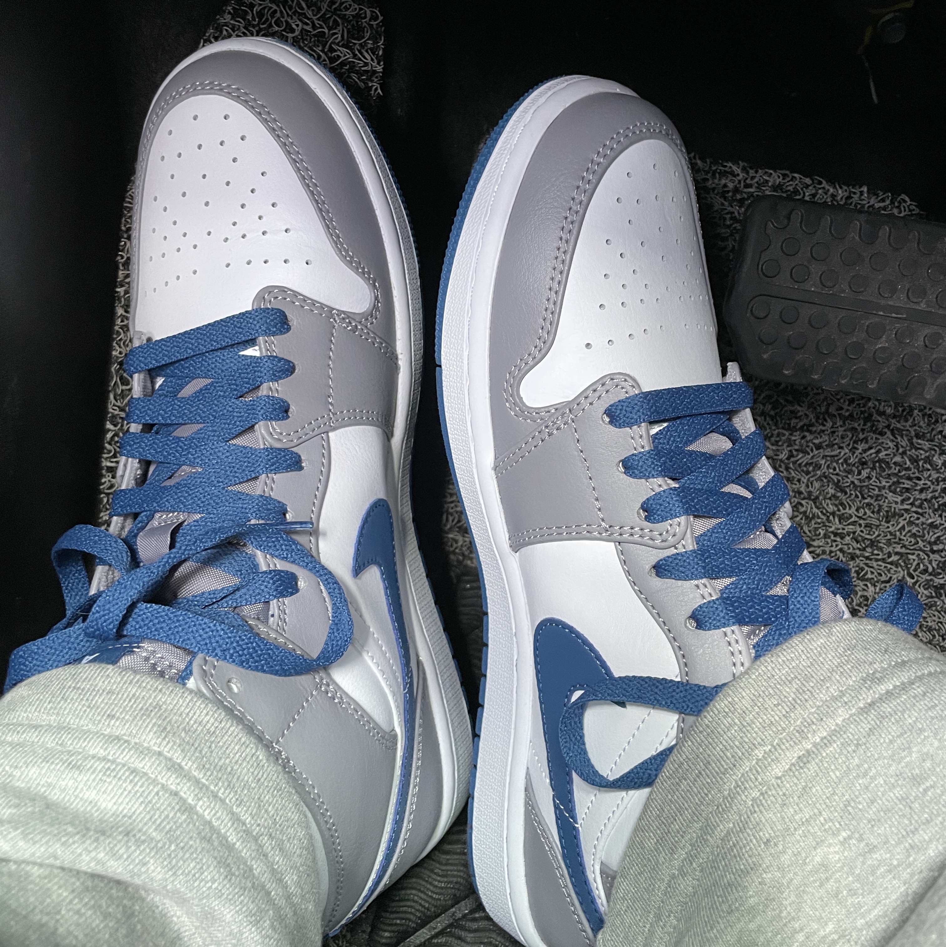 Jordan 1 Mid Cement Grey True Blue 착용 스타일 - 4