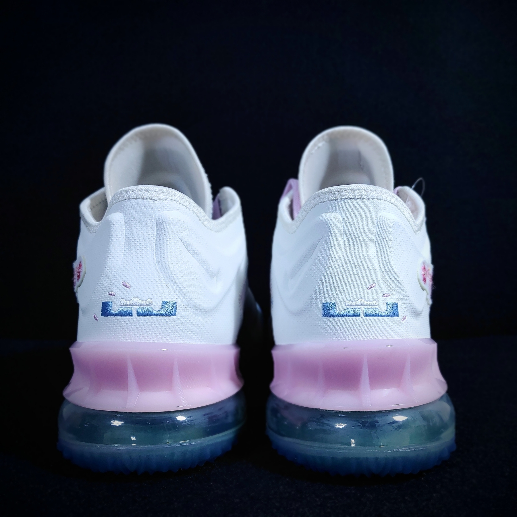 Nike x Atmos LeBron 18 Low Light Arctic Pink 착용 스타일 - 3