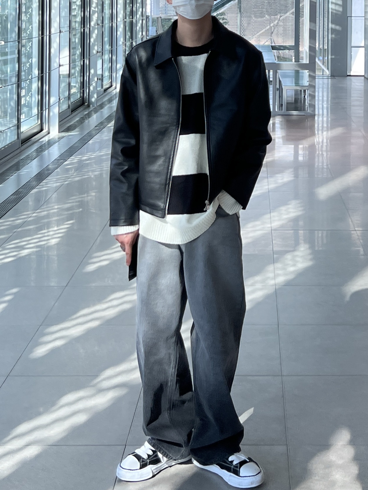 Maison Mihara Yasuhiro Blakey OG Sole Canvas Low-top Sneakers Black White 착용 스타일 - 3