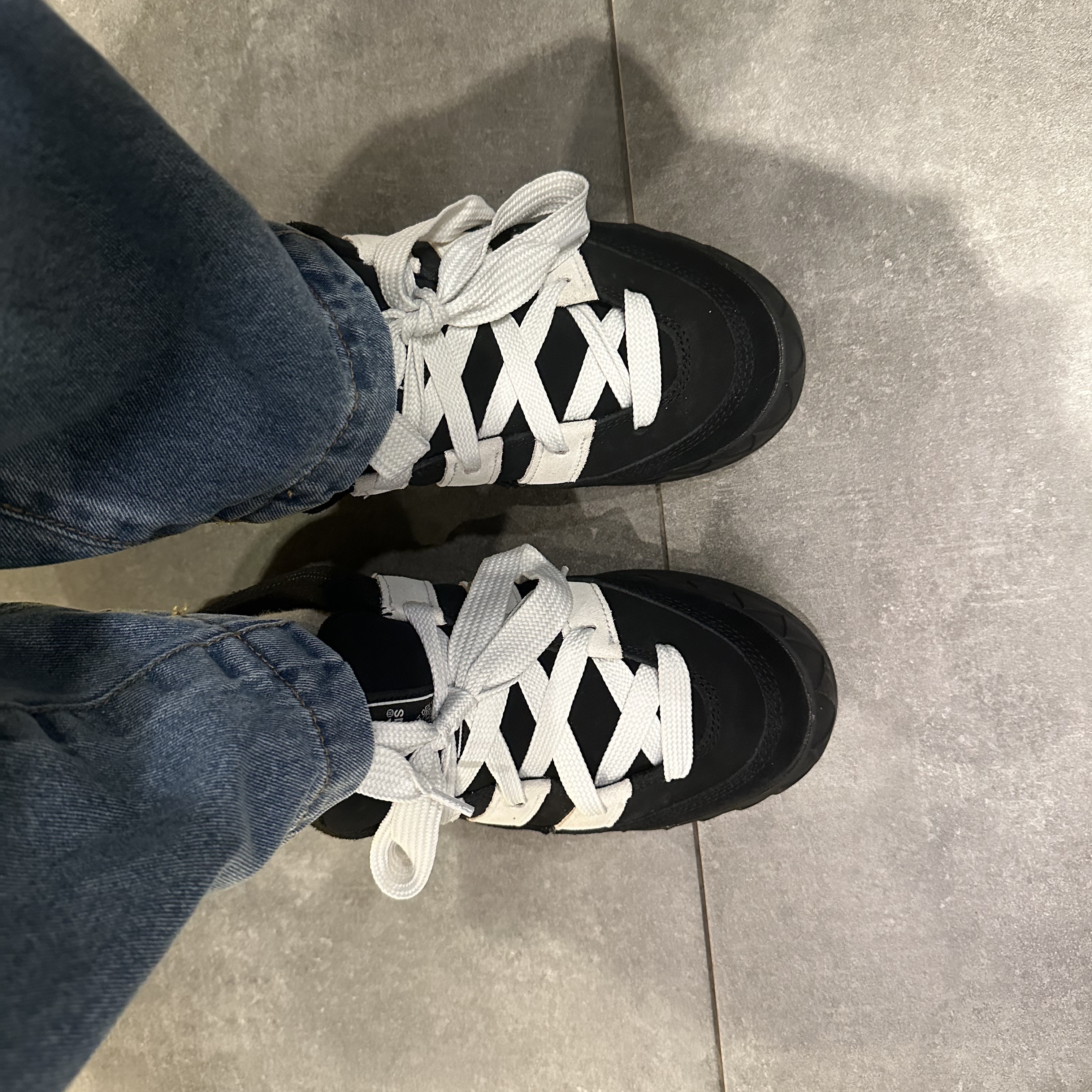 Adidas Adimatic Core Black Crystal White 착용 스타일 - 1