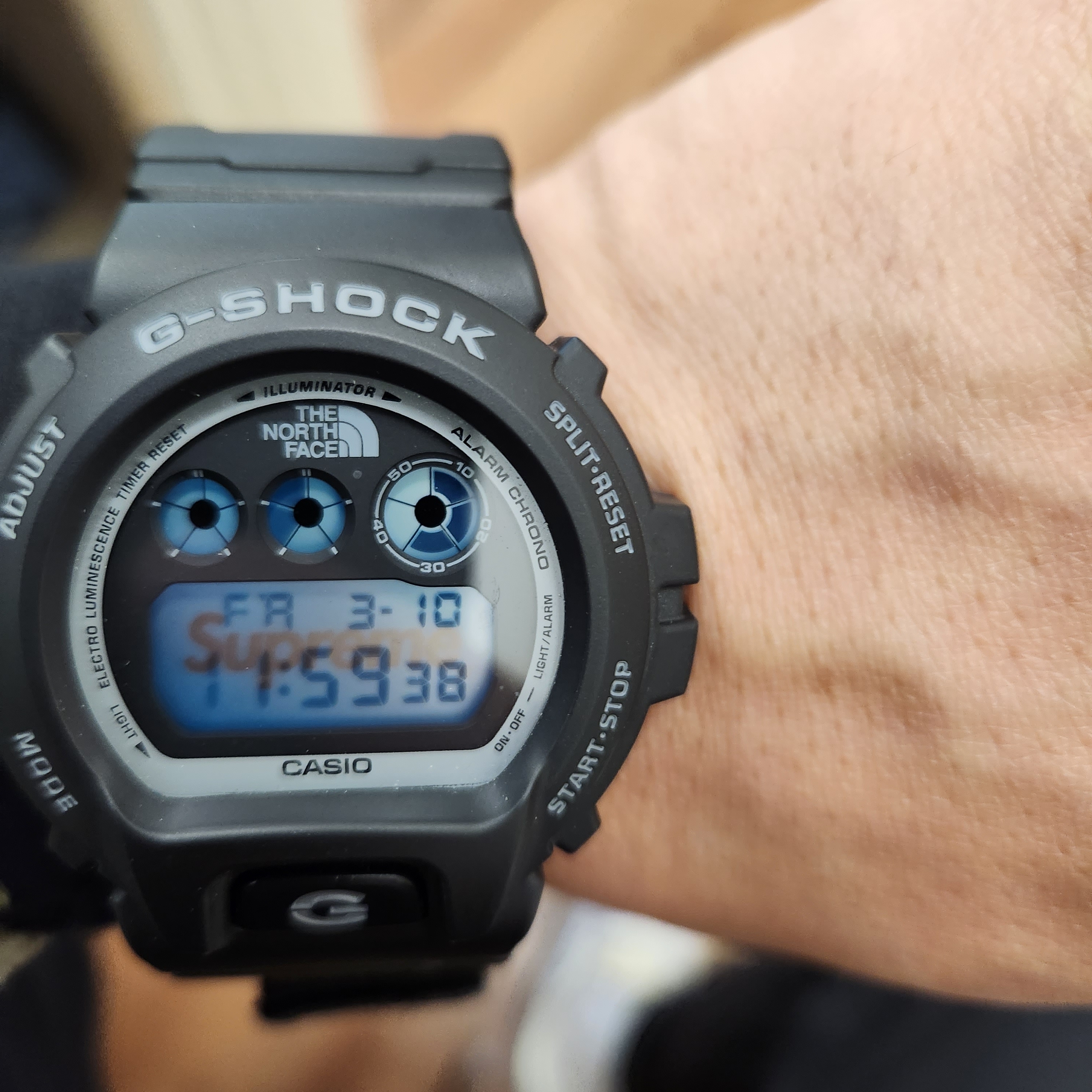 Casio G-Shock x Supreme x The North Face DW-6900 Black 착용 스타일