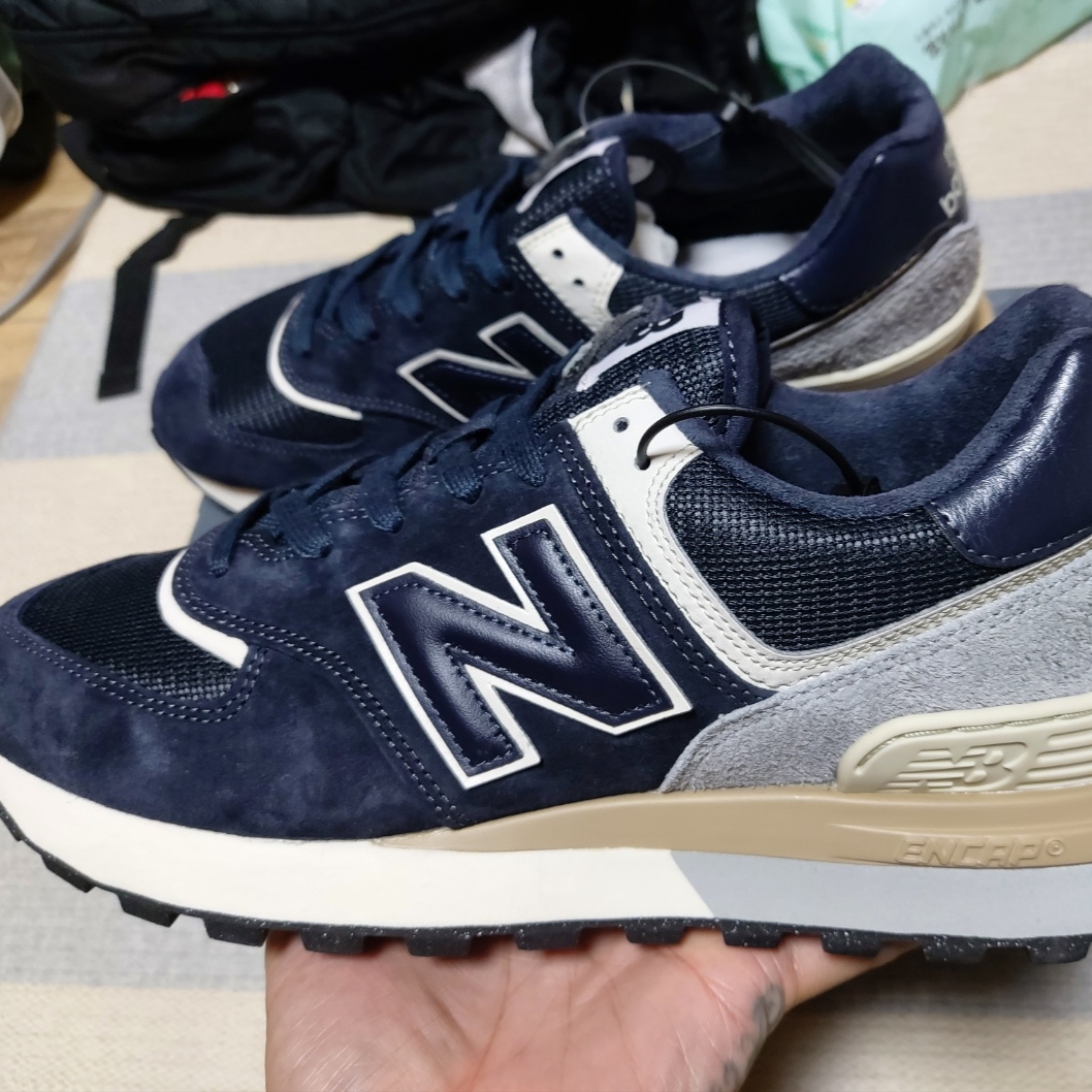 New Balance 574 Legacy Blue Navy 착용 스타일 - 2