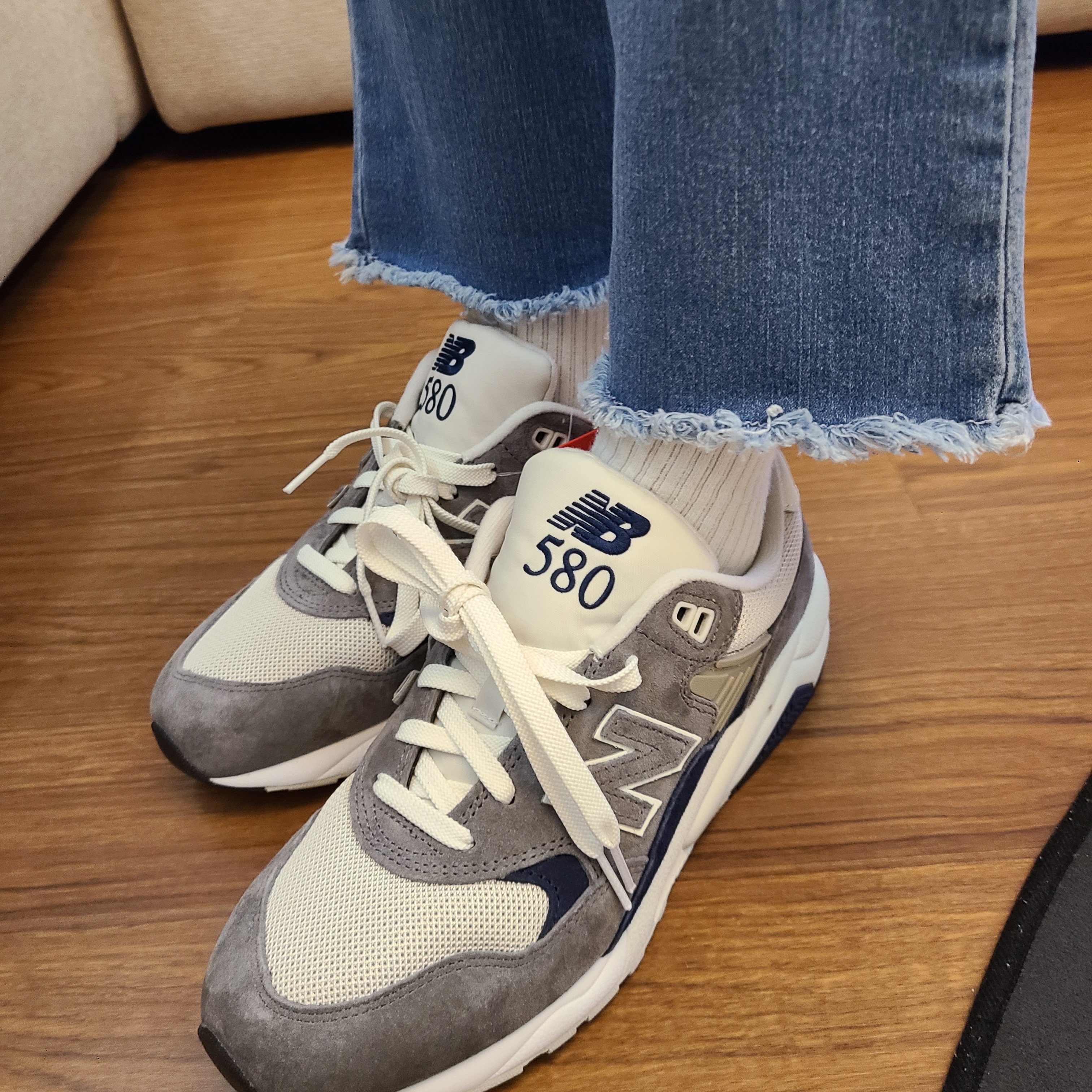 New Balance 580 Dark Grey Navy 착용 스타일