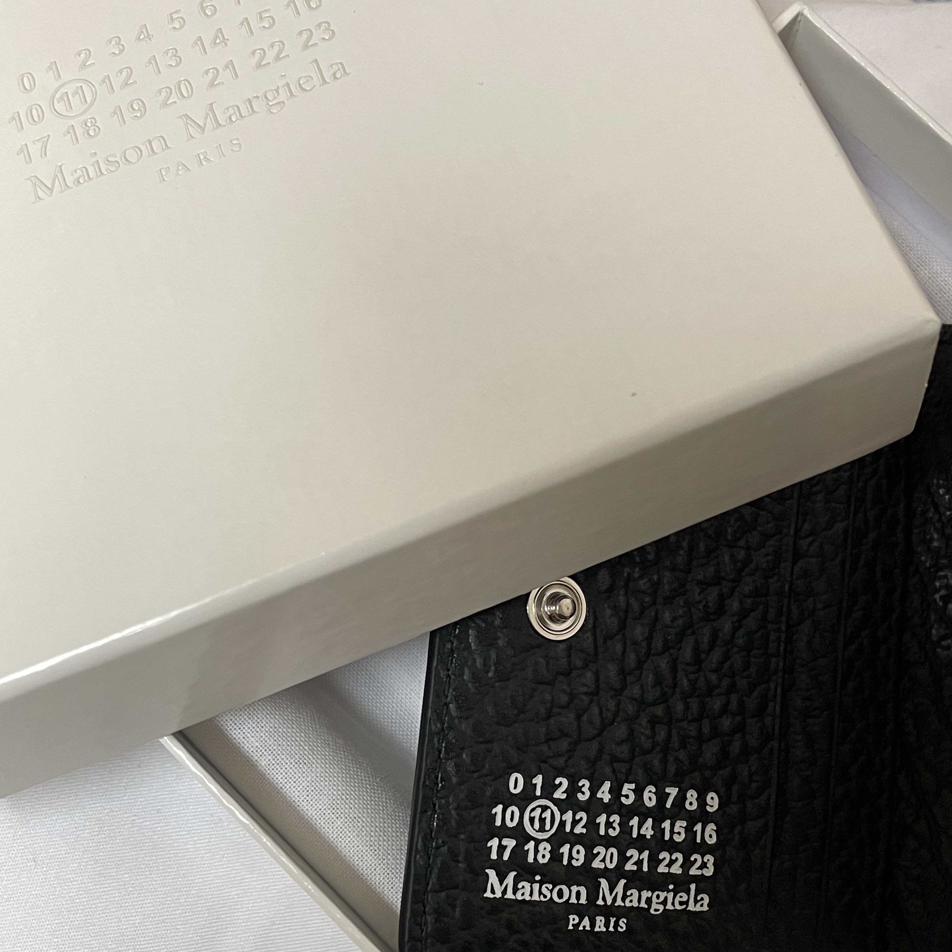 Maison Margiela Keyring Wallet Black 착용 스타일