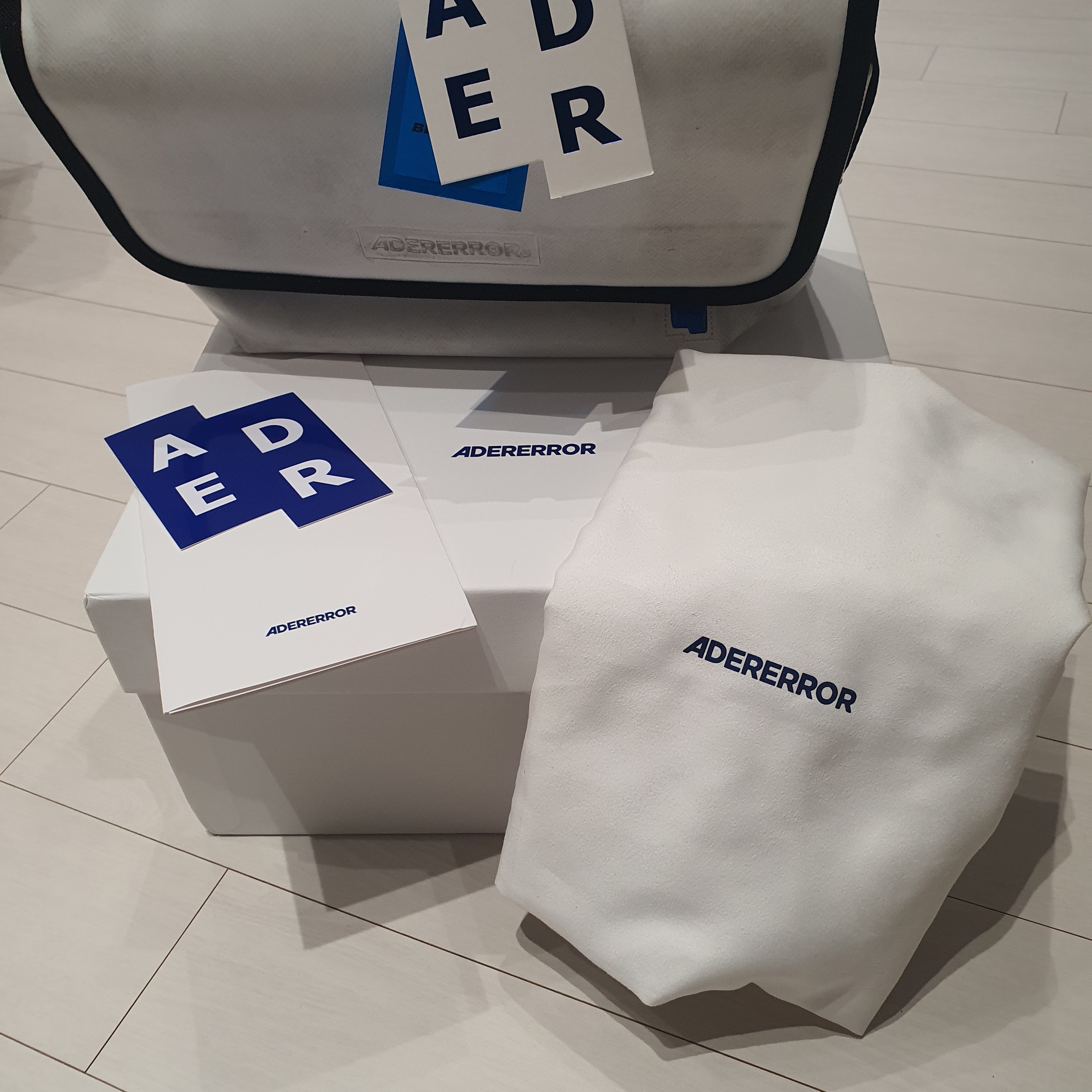 Ader Error Small Trace Esty Messanger Bag White 착용 스타일