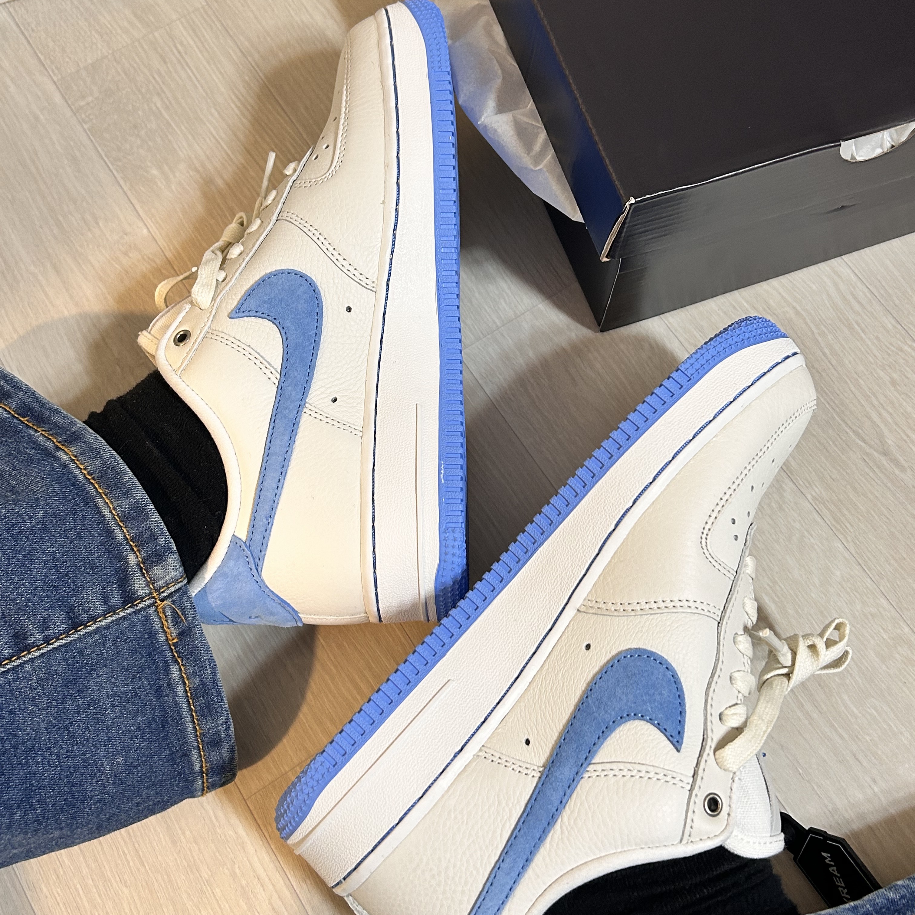(W) Nike Air Force 1 LXX University Blue 착용 스타일 - 1