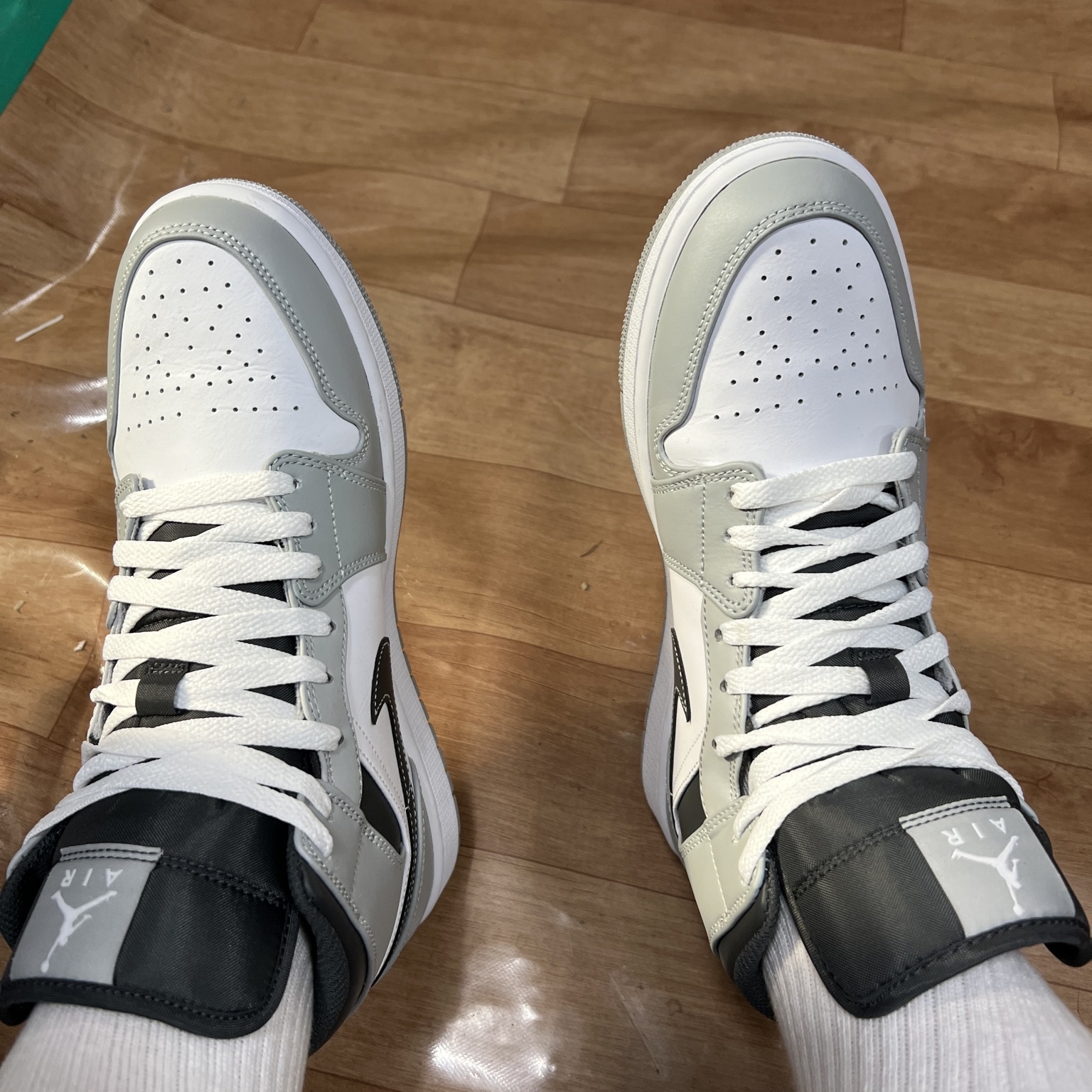 Jordan 1 Mid Light Smoke Grey Anthracite 착용 스타일 - 3