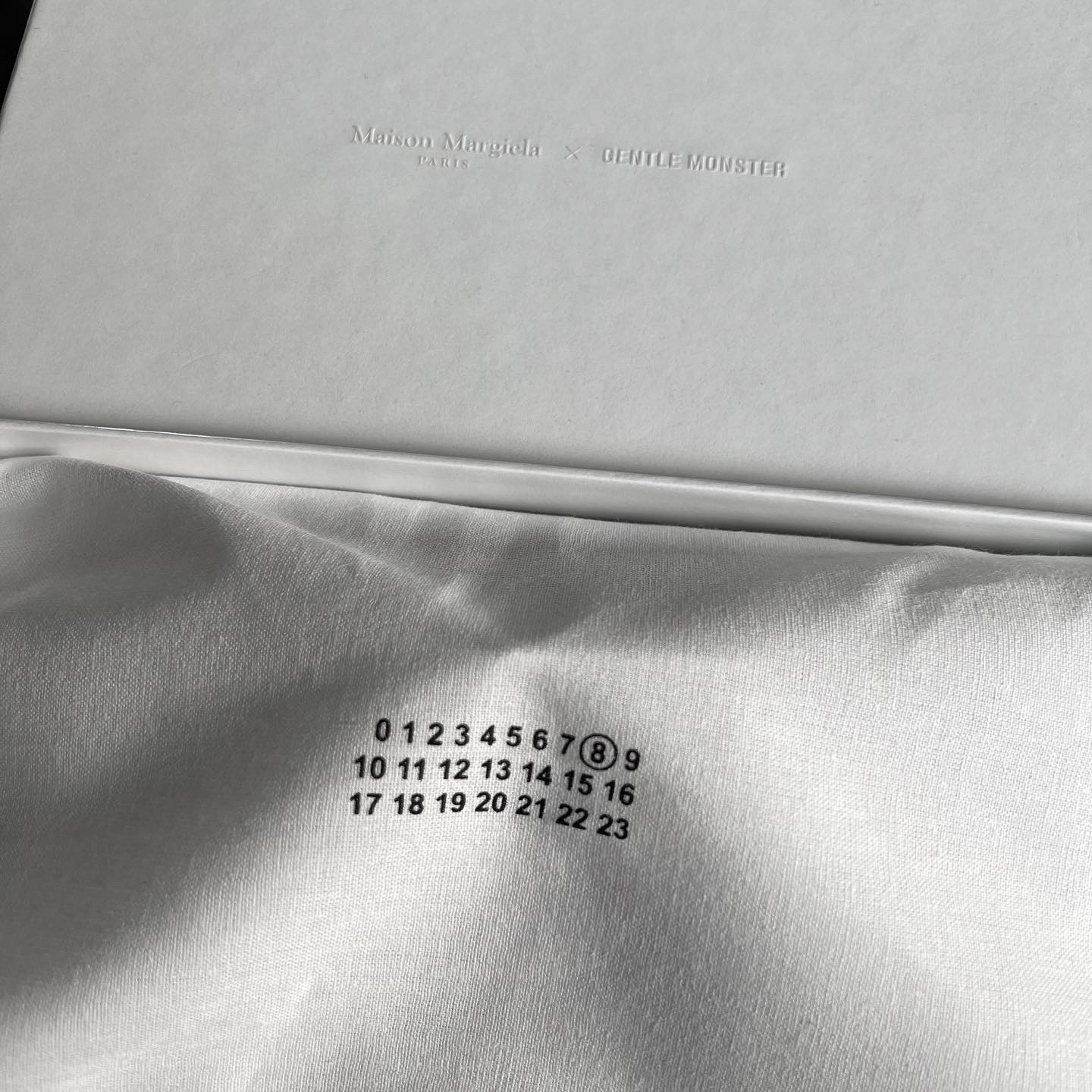 Gentle Monster x Maison Margiela MM003 White Black 착용 스타일 - 4