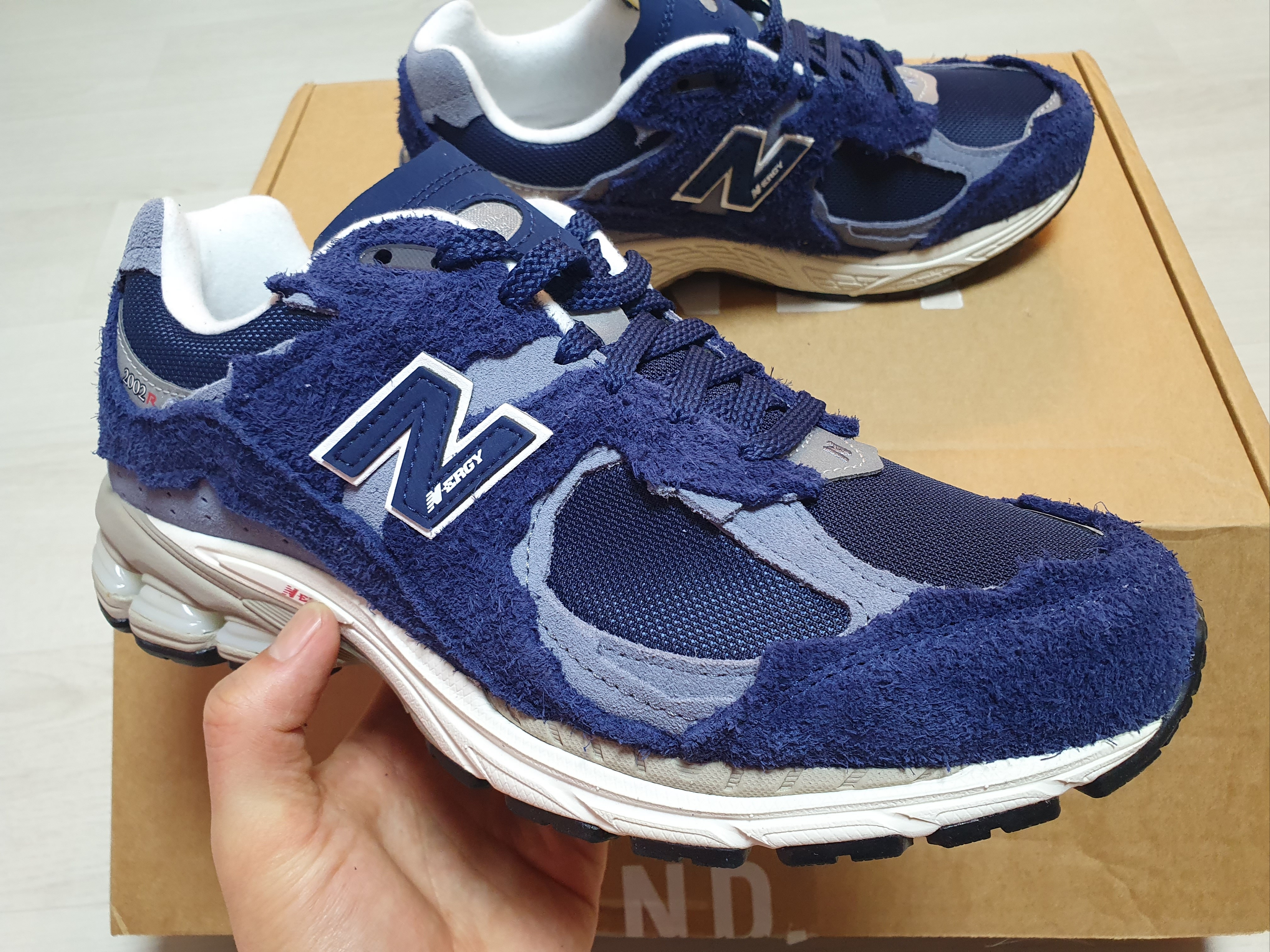 New Balance 2002R Protection Pack Navy, New Balance 2002R Protection Pack Black Grey 착용 스타일 - 2