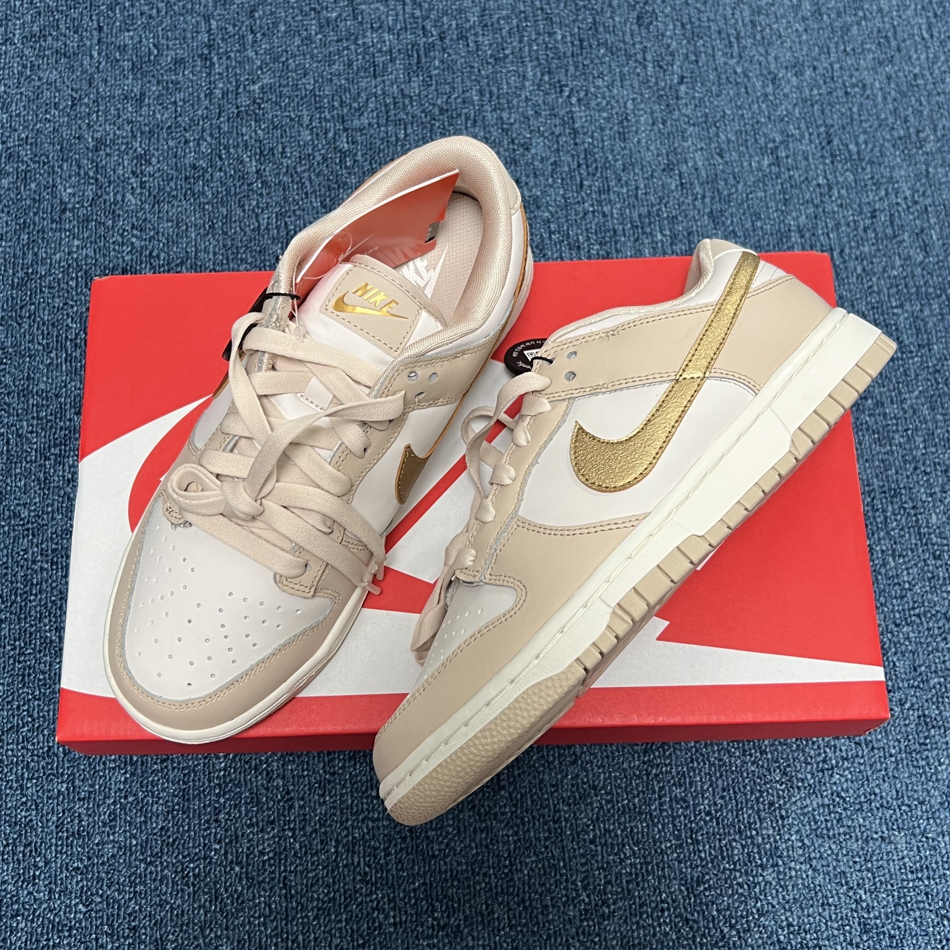 (W) Nike Dunk Low Sanddrift Metallic Gold 착용 스타일 - 3