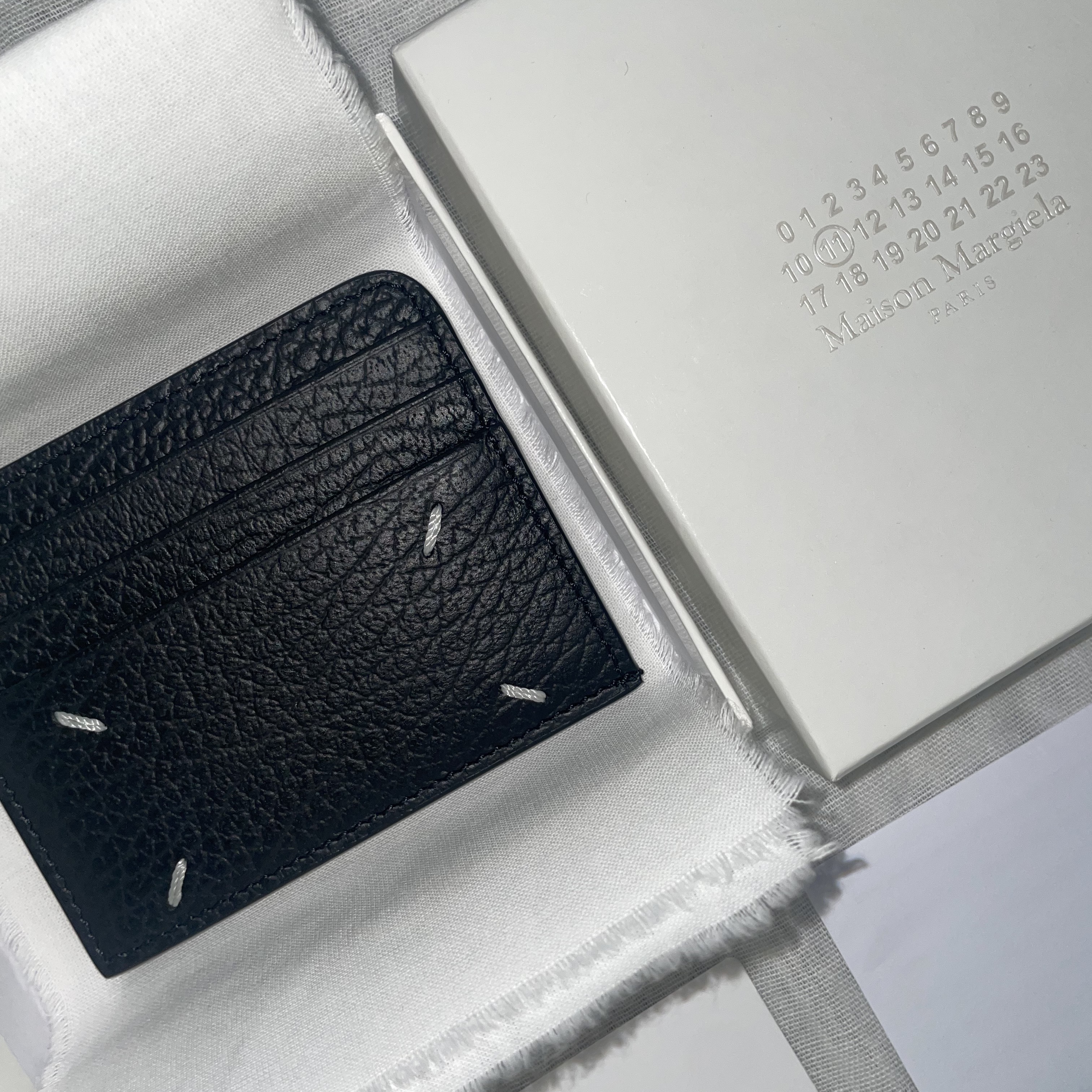 Maison Margiela Stitch Card Holder Black 착용 스타일 - 1