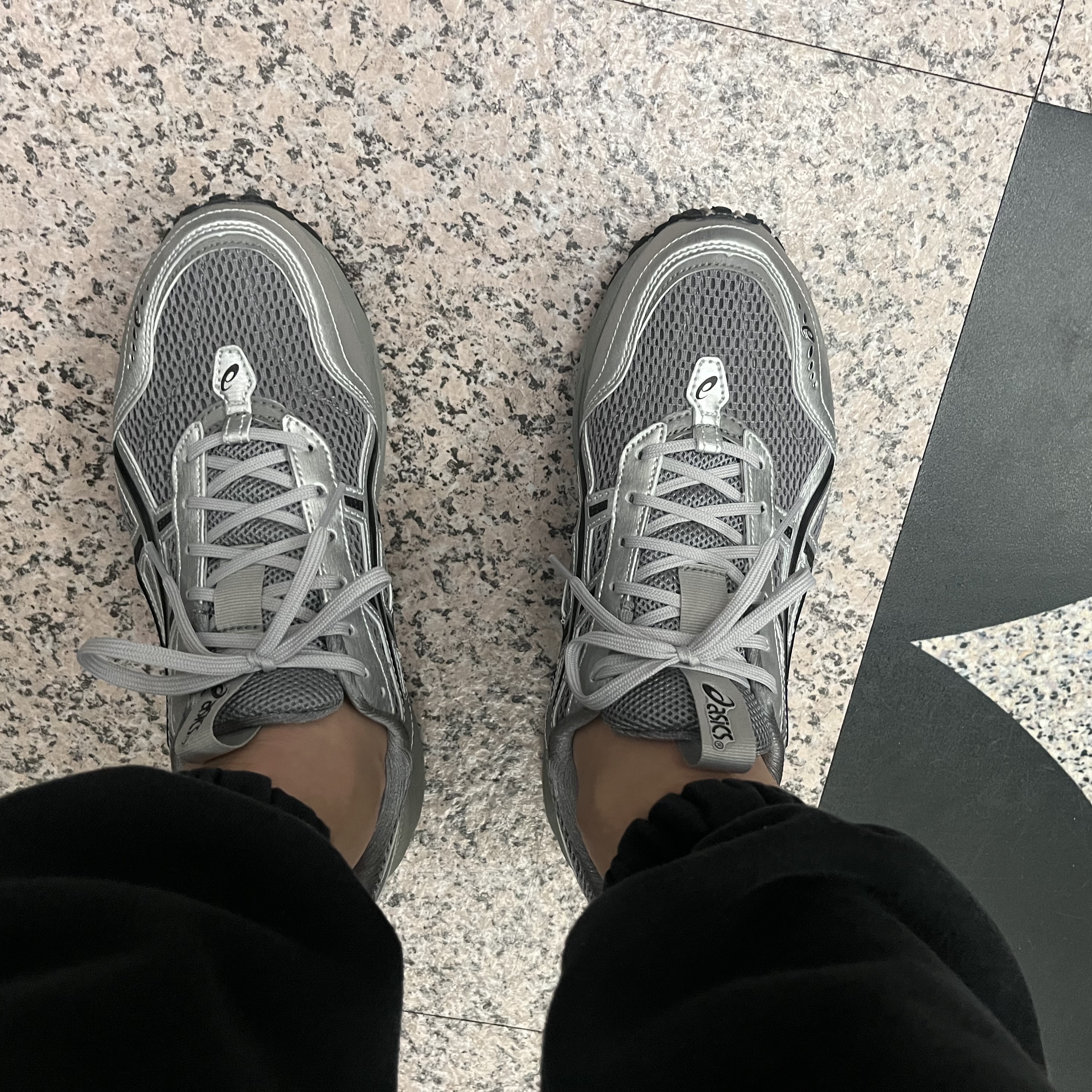 Asics x Freja Wewer Gel-1090 V2 Clay Grey Pure Silver 착용 스타일 - 1
