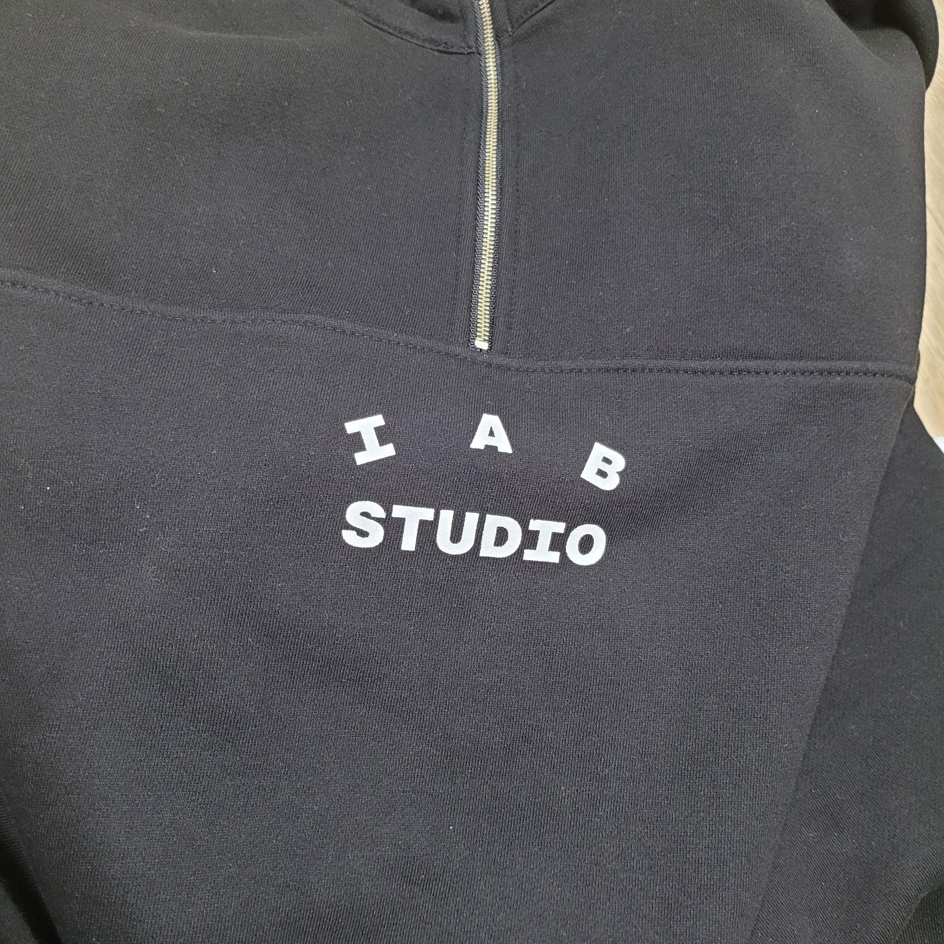 IAB Studio Half Zip-Up Black White 착용 스타일