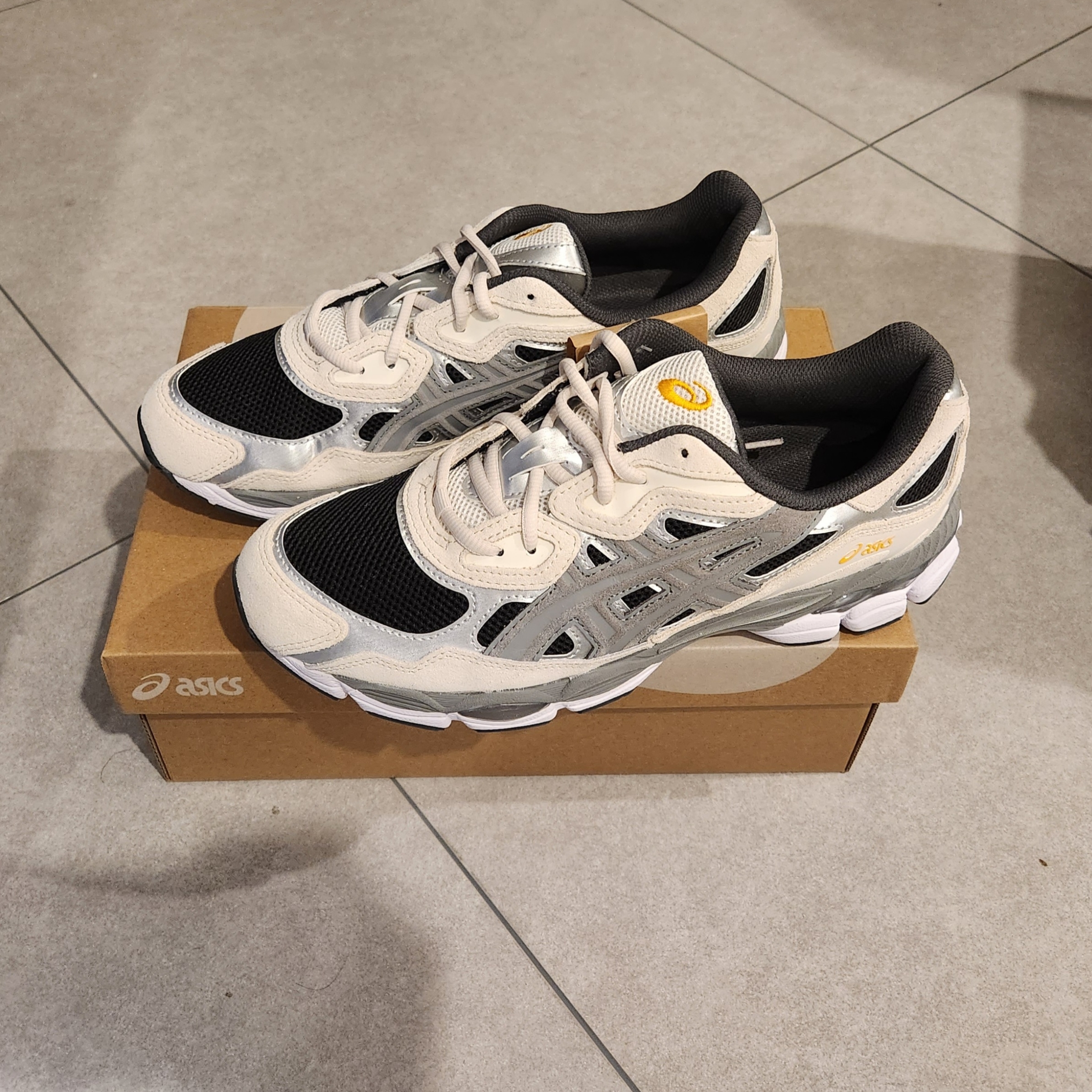 Asics Gel-NYC Black Clay Grey 착용 스타일