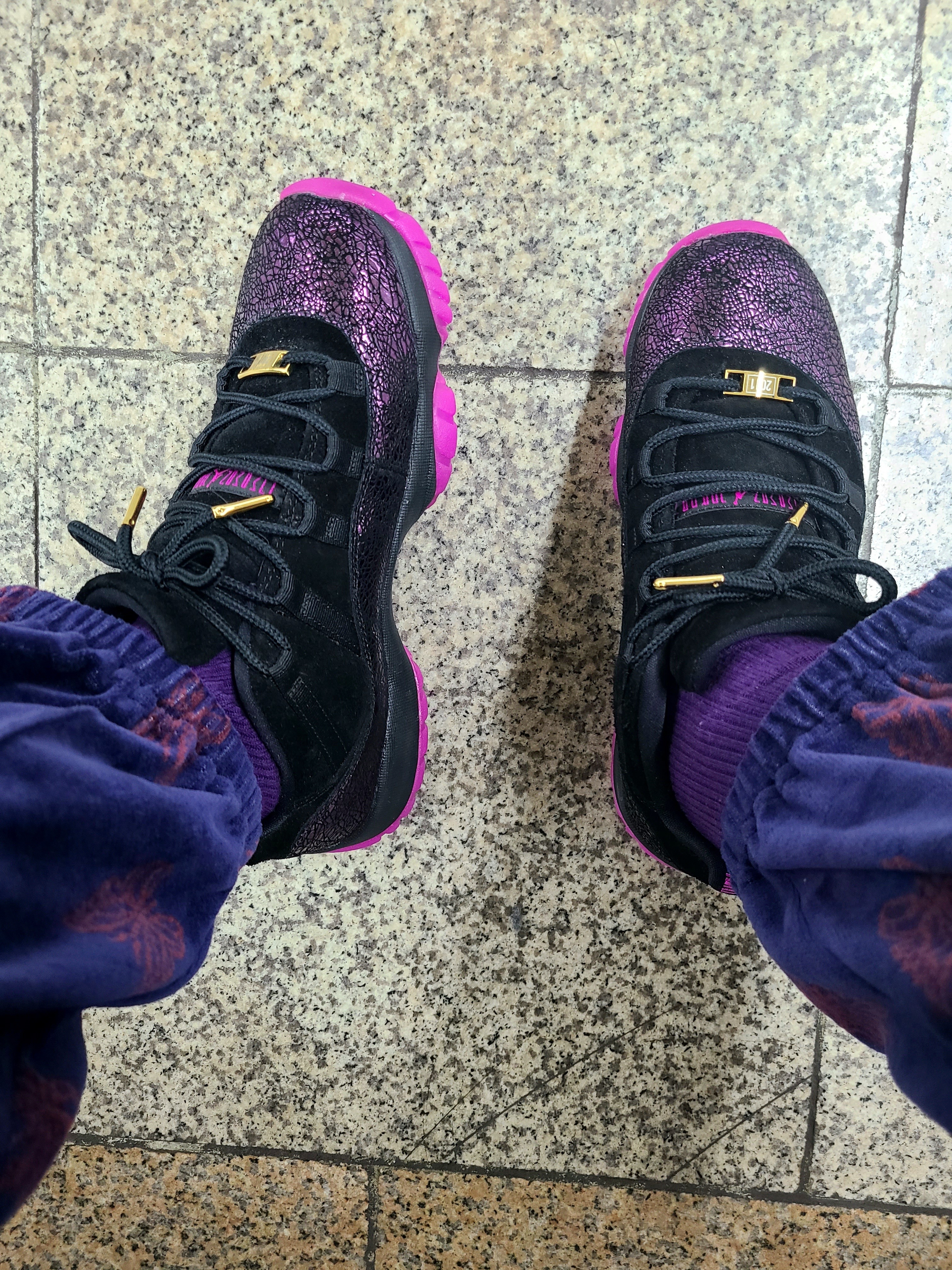 (W) Jordan 11 Retro Low Think 16 Rook To Queen, Needles Track Hoodie Velour Charcoal 착용 스타일 - 4