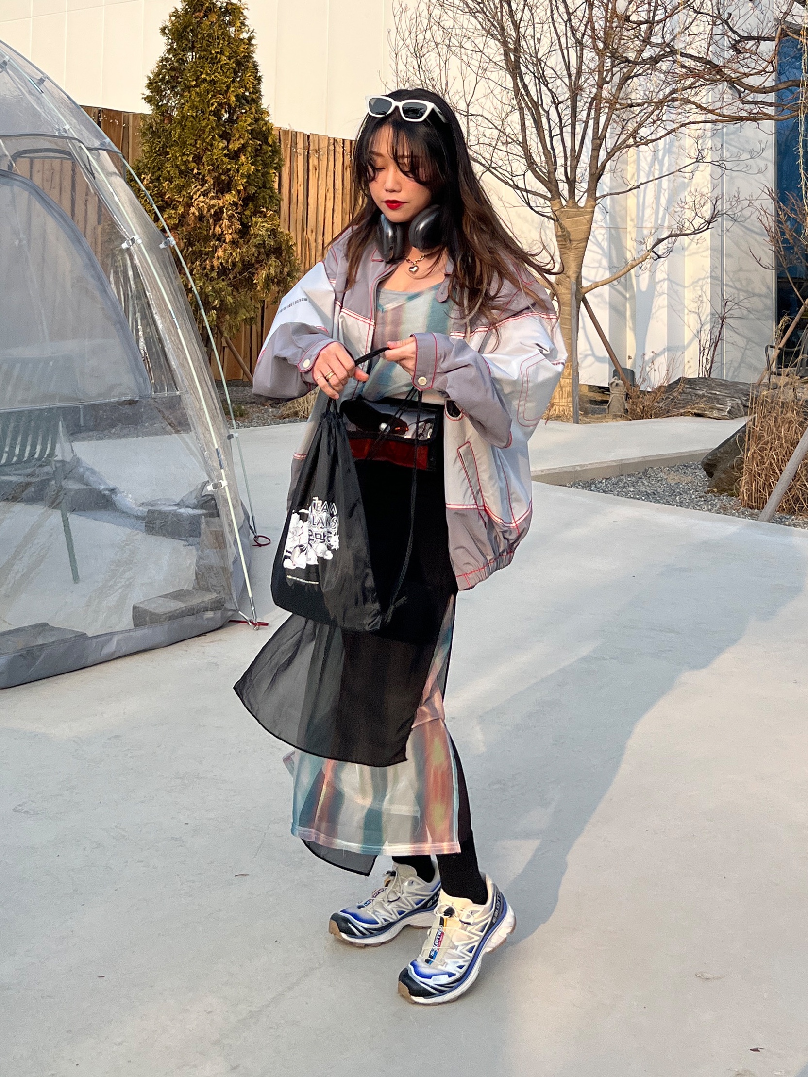 Salomon XT-6 Skyline Bleached Sand Dazzling Blue, Apple AirPods Max Lightning Space Gray (Korean Ver.) 착용 스타일 - 1