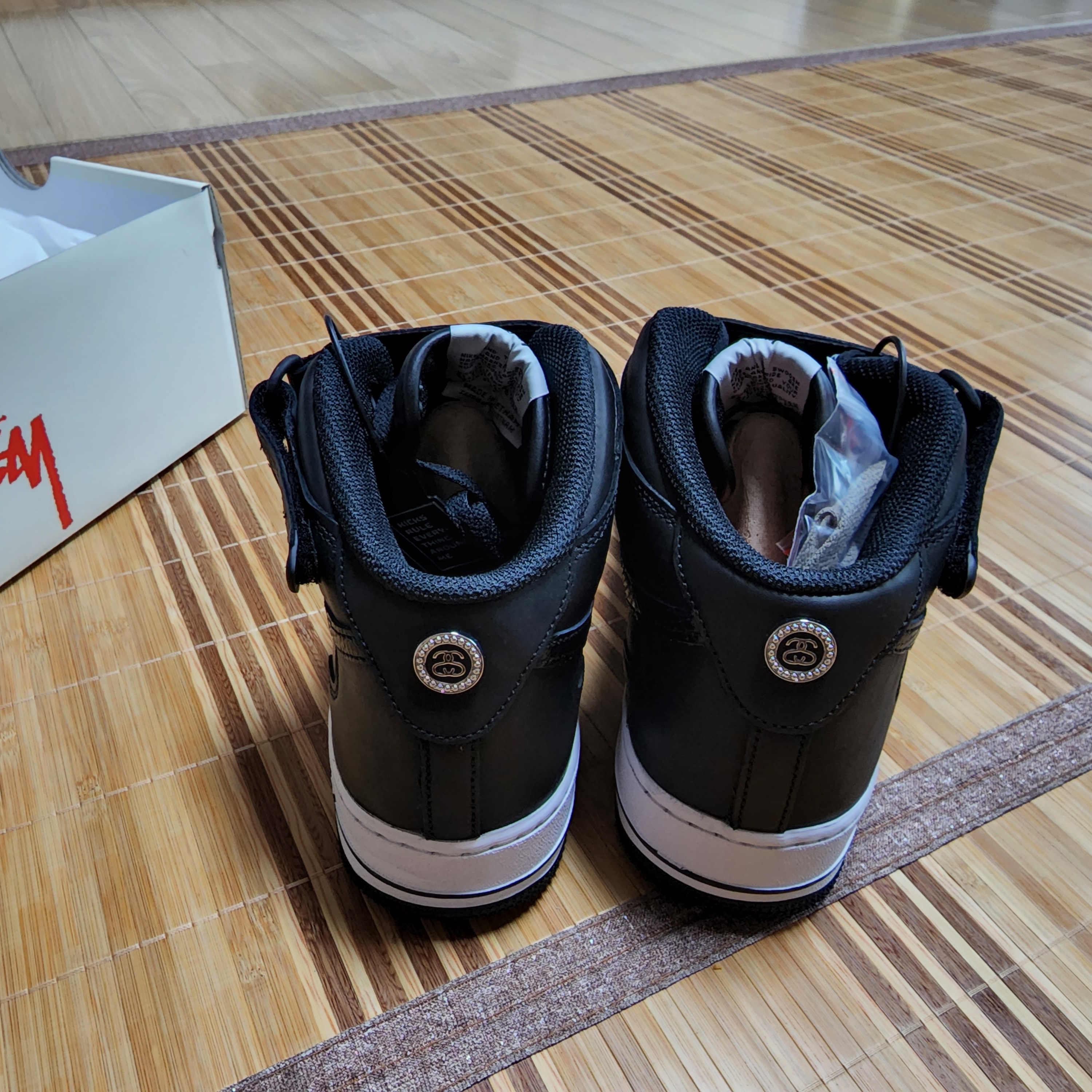 Nike x Stussy Air Force 1 '07 Mid SP Black 착용 스타일 - 3
