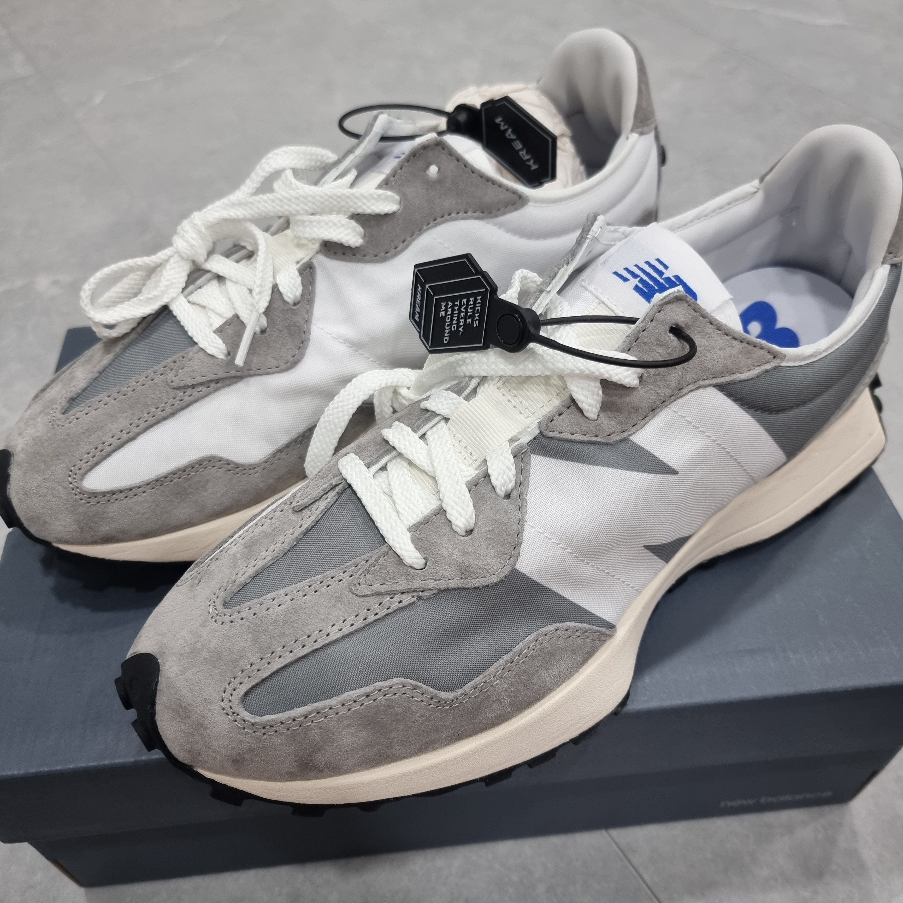 New Balance 327 Grey 착용 스타일 - 3