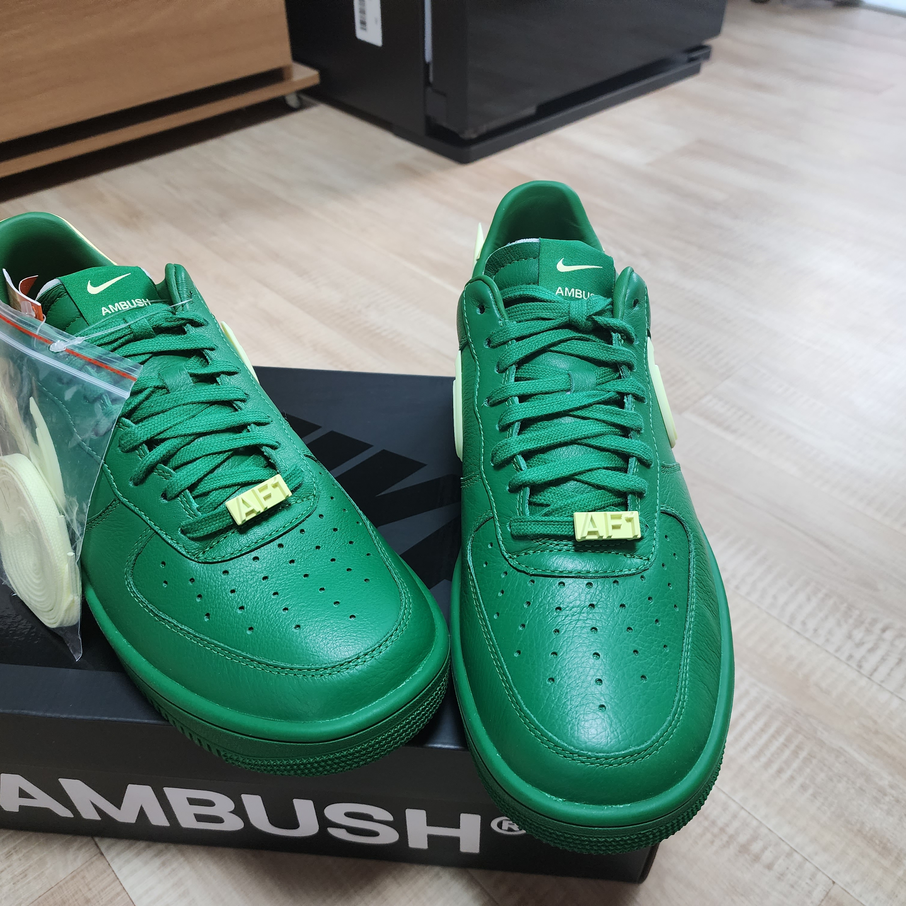 Nike x Ambush Air Force 1 Low SP Pine Green and Citron 착용 스타일 - 3