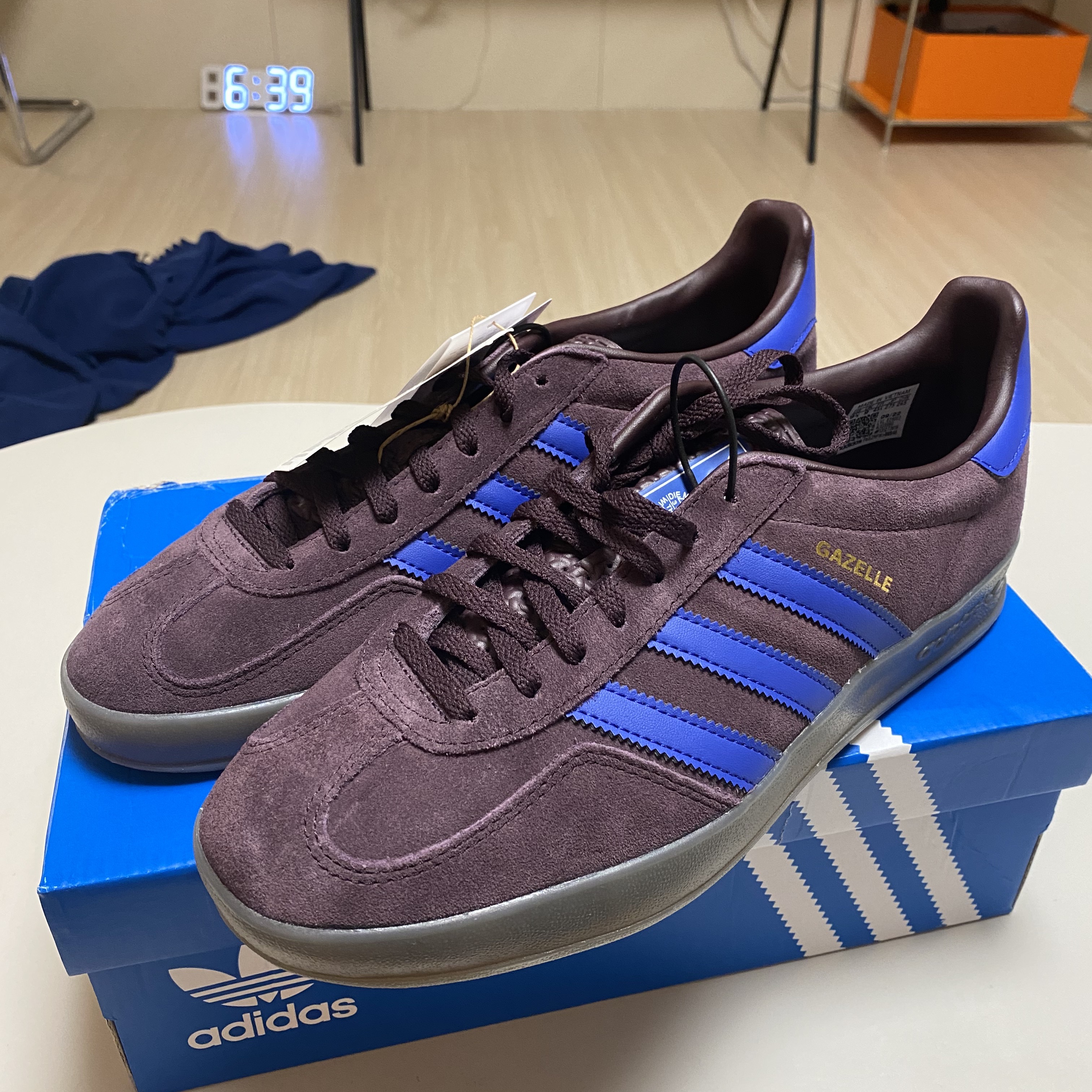 Adidas Gazelle Indoor Shadow Maroon 착용 스타일 - 1