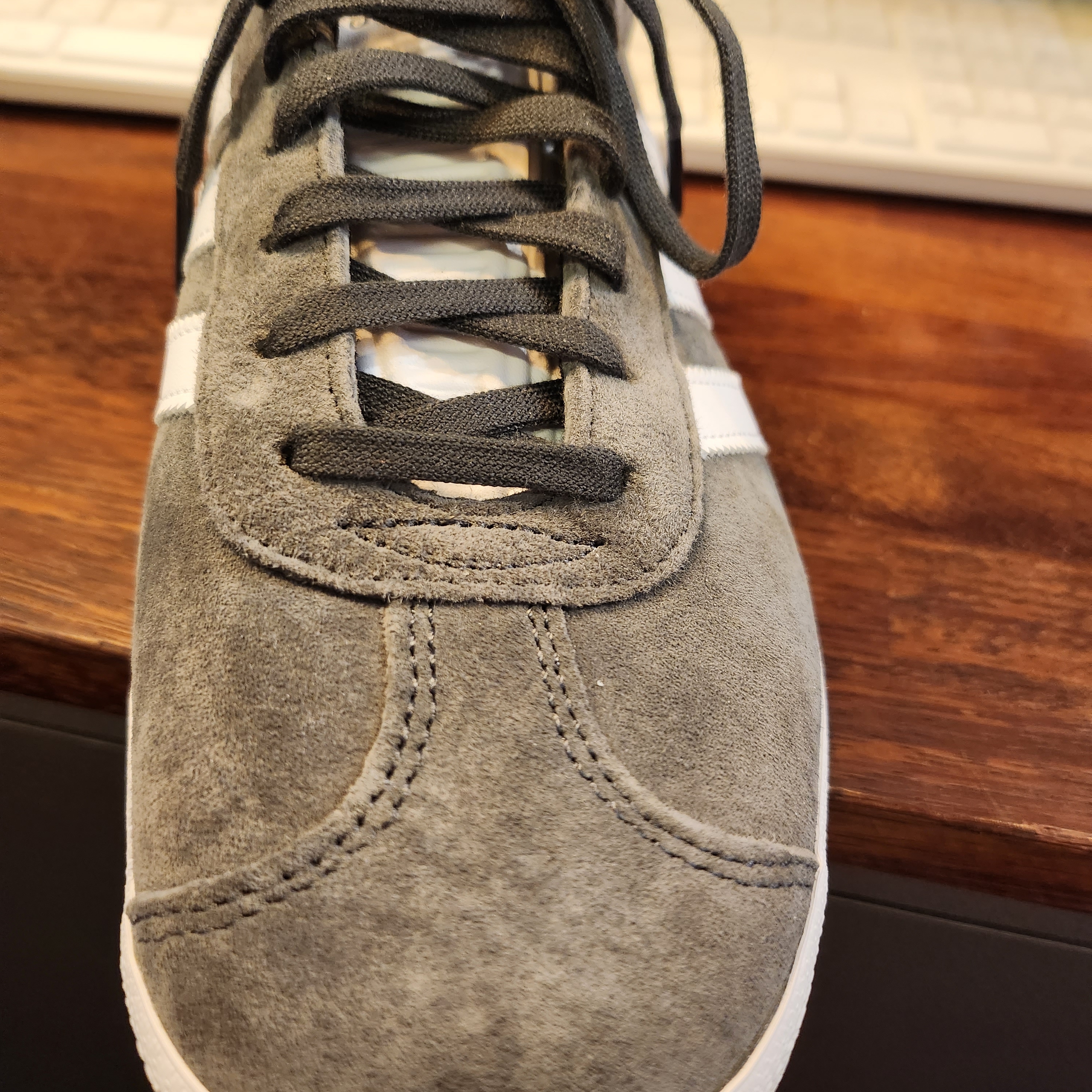 Adidas Gazelle Solid Grey 착용 스타일 - 2
