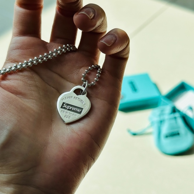 Supreme x Tiffany & Co. Return to Tiffany Heart Tag Pendant - 21FW 착용 스타일 - 1