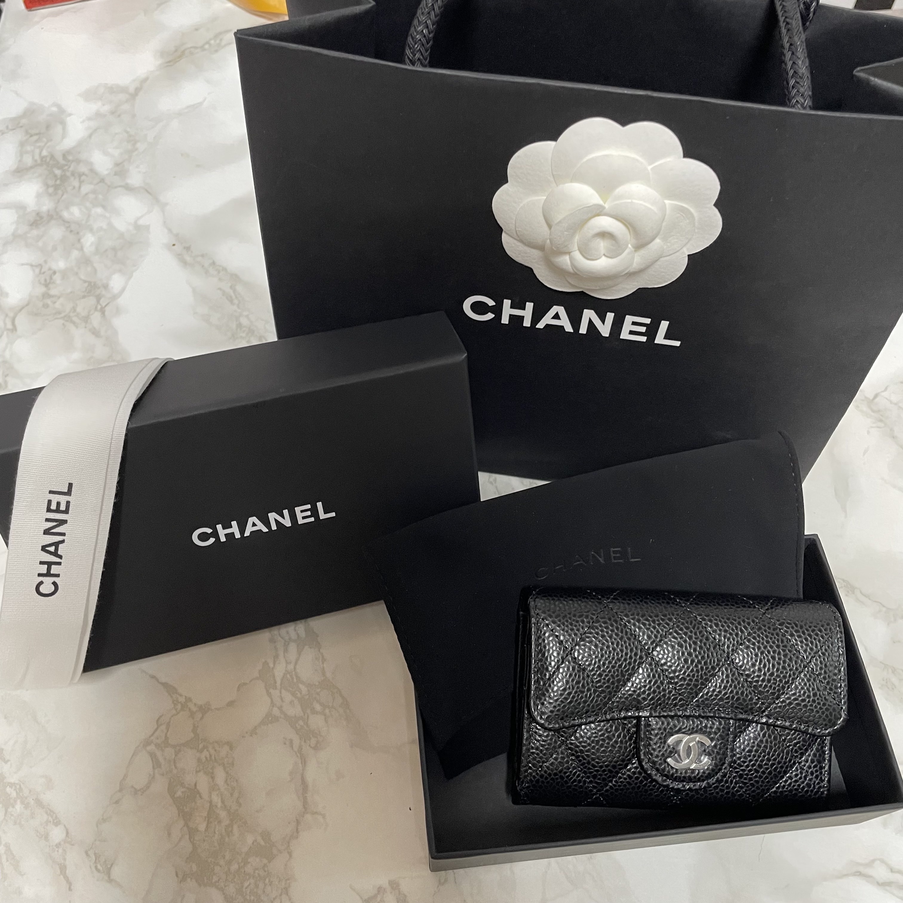 Chanel Classic Card Holder Grained Calfskin & Silver Black 착용 스타일
