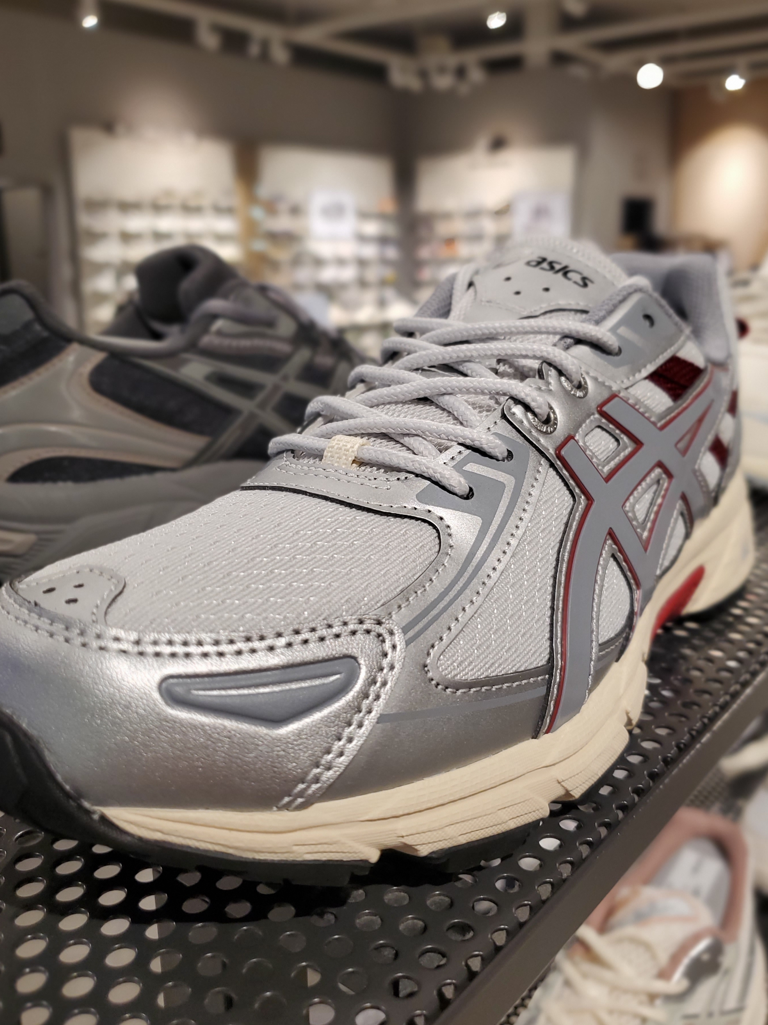 Asics Gel-NYC Cream Steel Grey, (W) Asics Gel-Venture 6 Glacier Grey Sheet Rock 착용 스타일 - 2