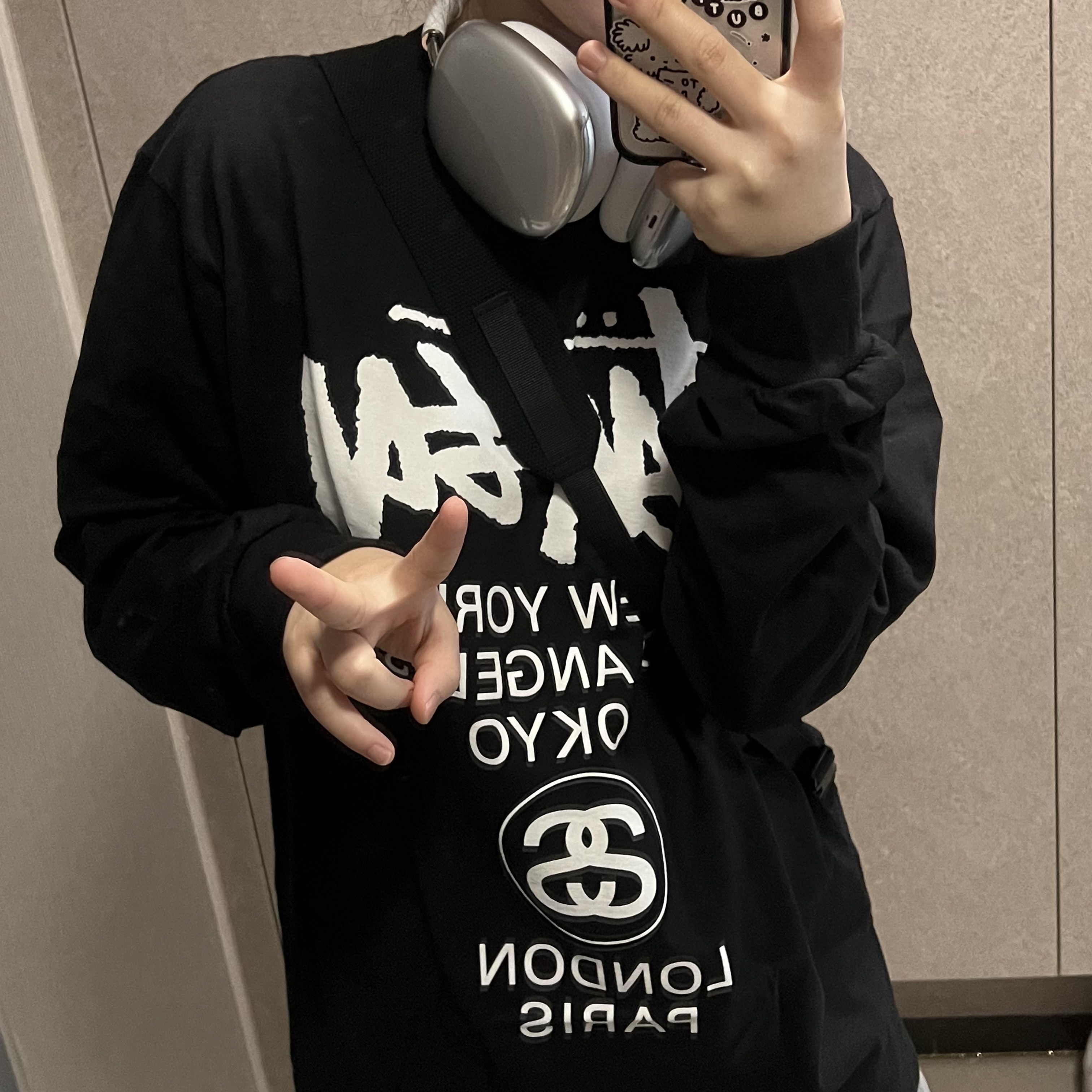 Stussy World Tour LS T-Shirt Black, Apple AirPods Max Lightning Silver (Korean Ver.) 착용 스타일