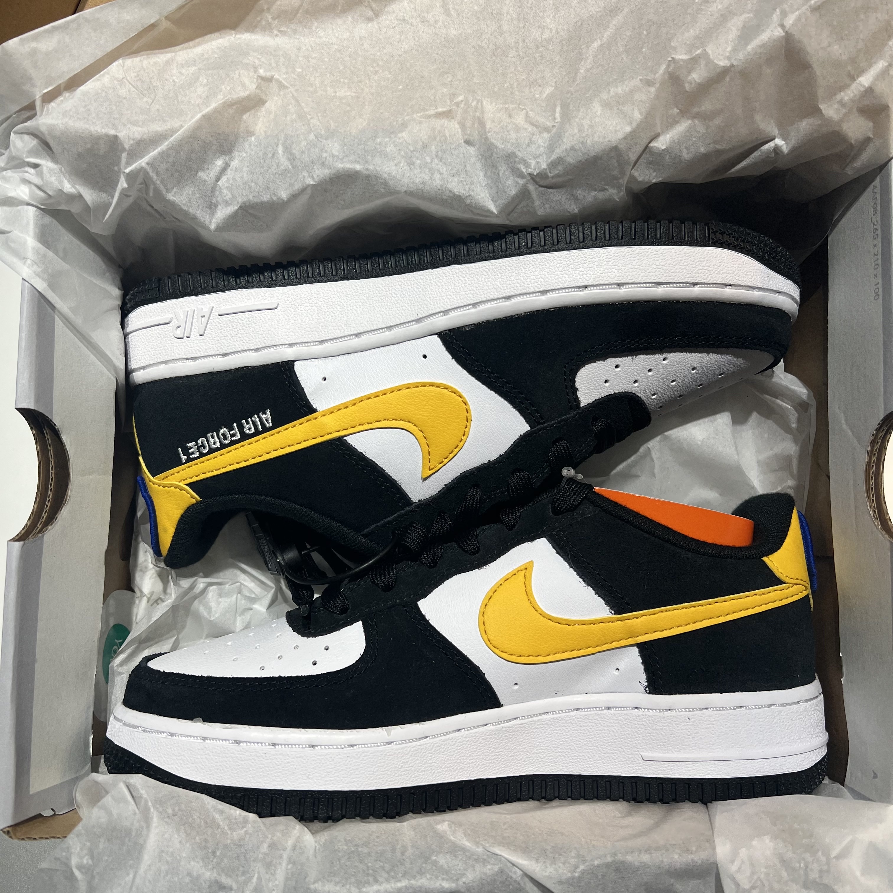 (GS) Nike Air Force 1 LV8 Athletic Club Black Dark Sulfur 착용 스타일