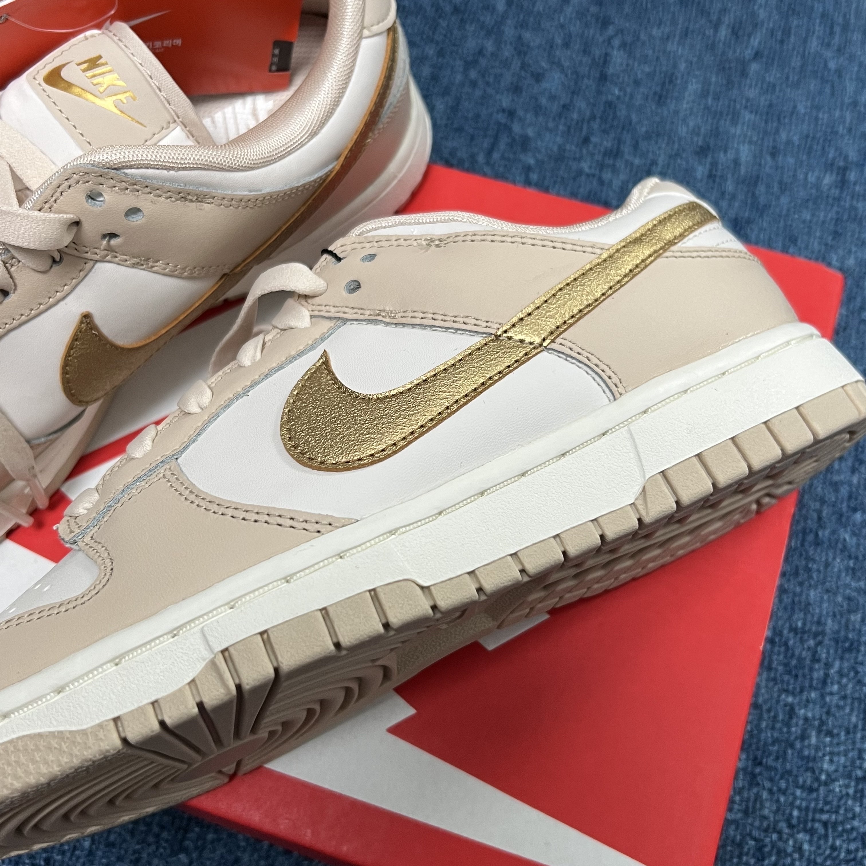 (W) Nike Dunk Low Sanddrift Metallic Gold 착용 스타일 - 4