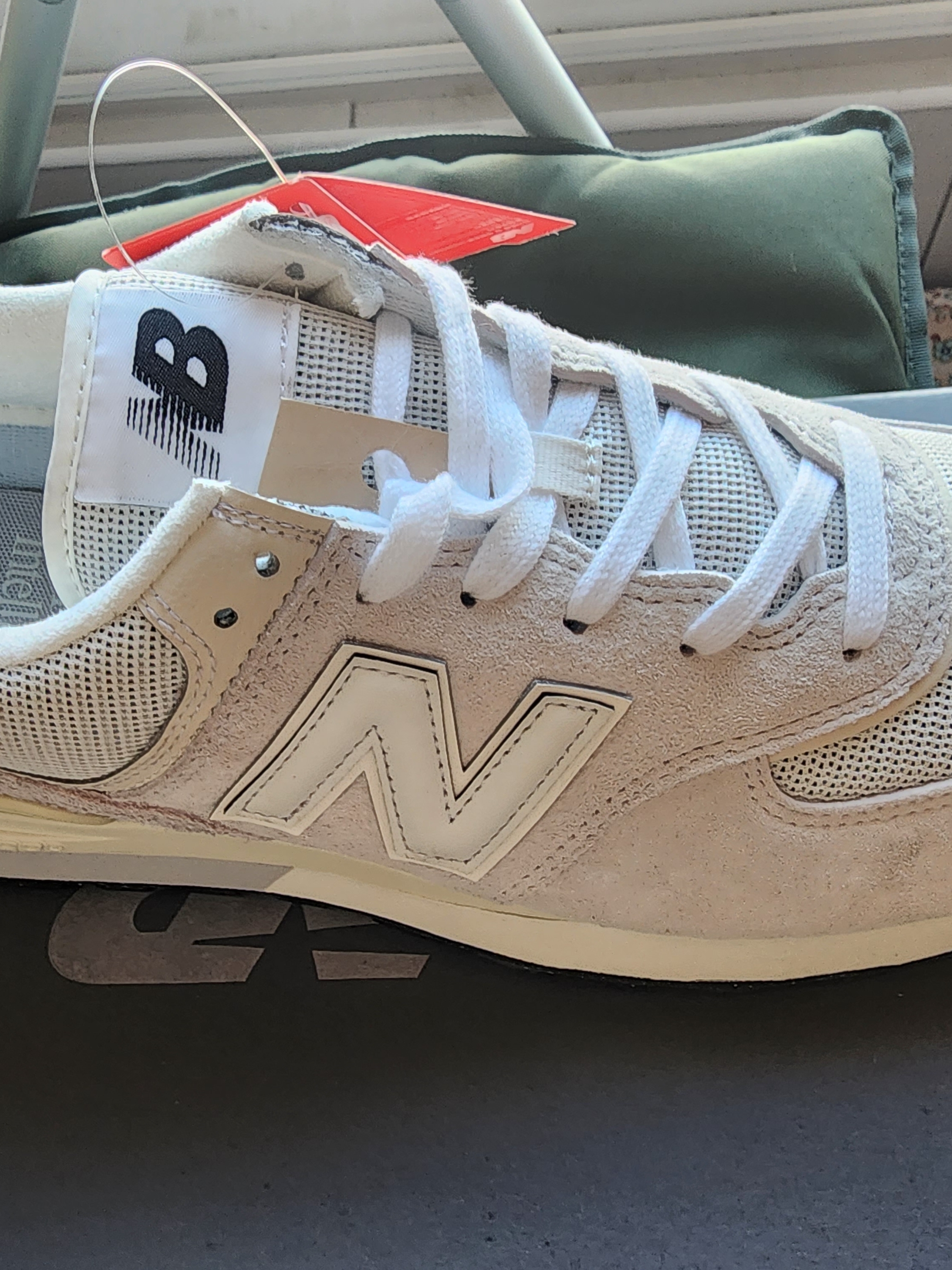 New Balance 574 Legacy Grey White, Jordan 1 Low Golf Triple White 착용 스타일 - 1