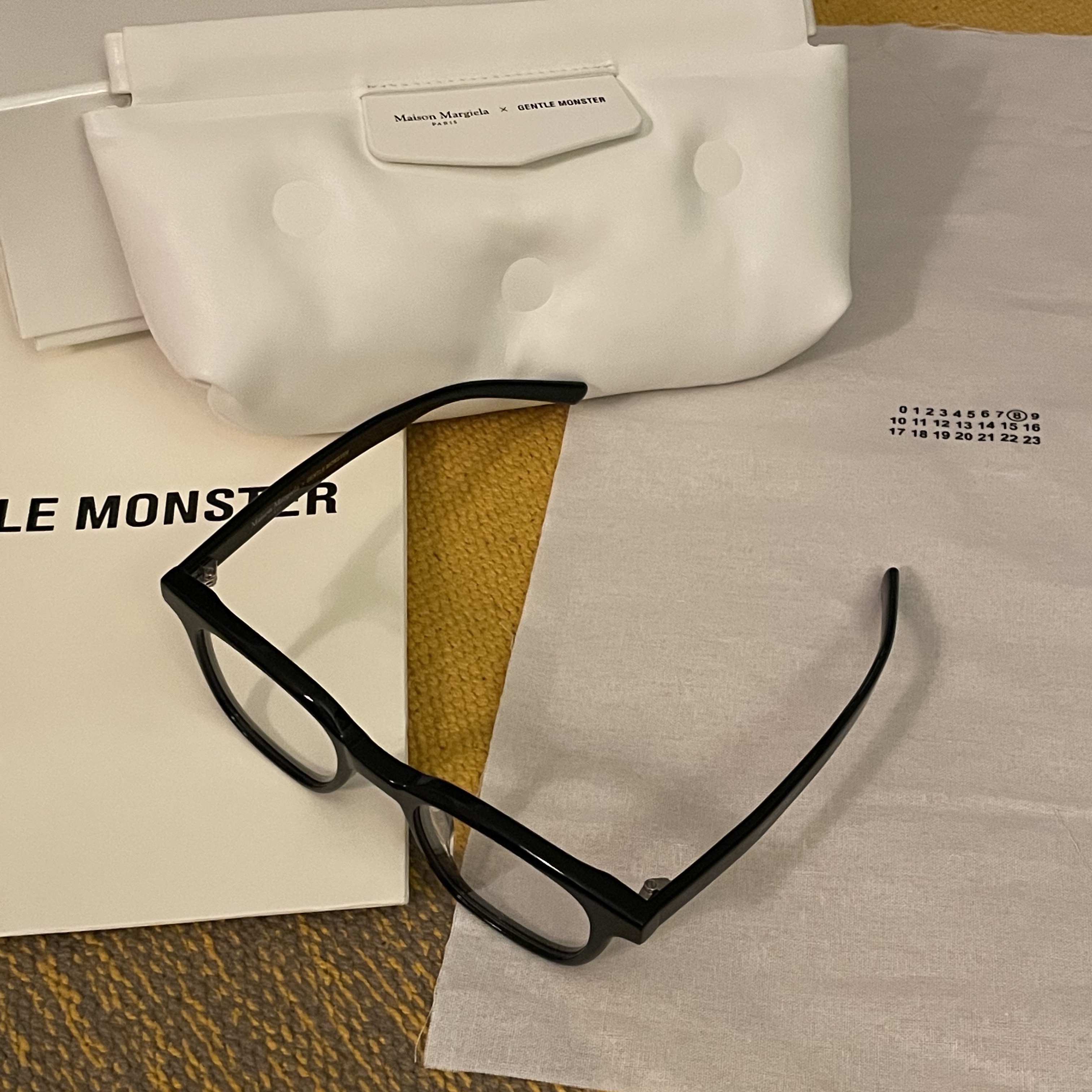 Gentle Monster x Maison Margiela MM010 Clear Black 착용 스타일 - 2