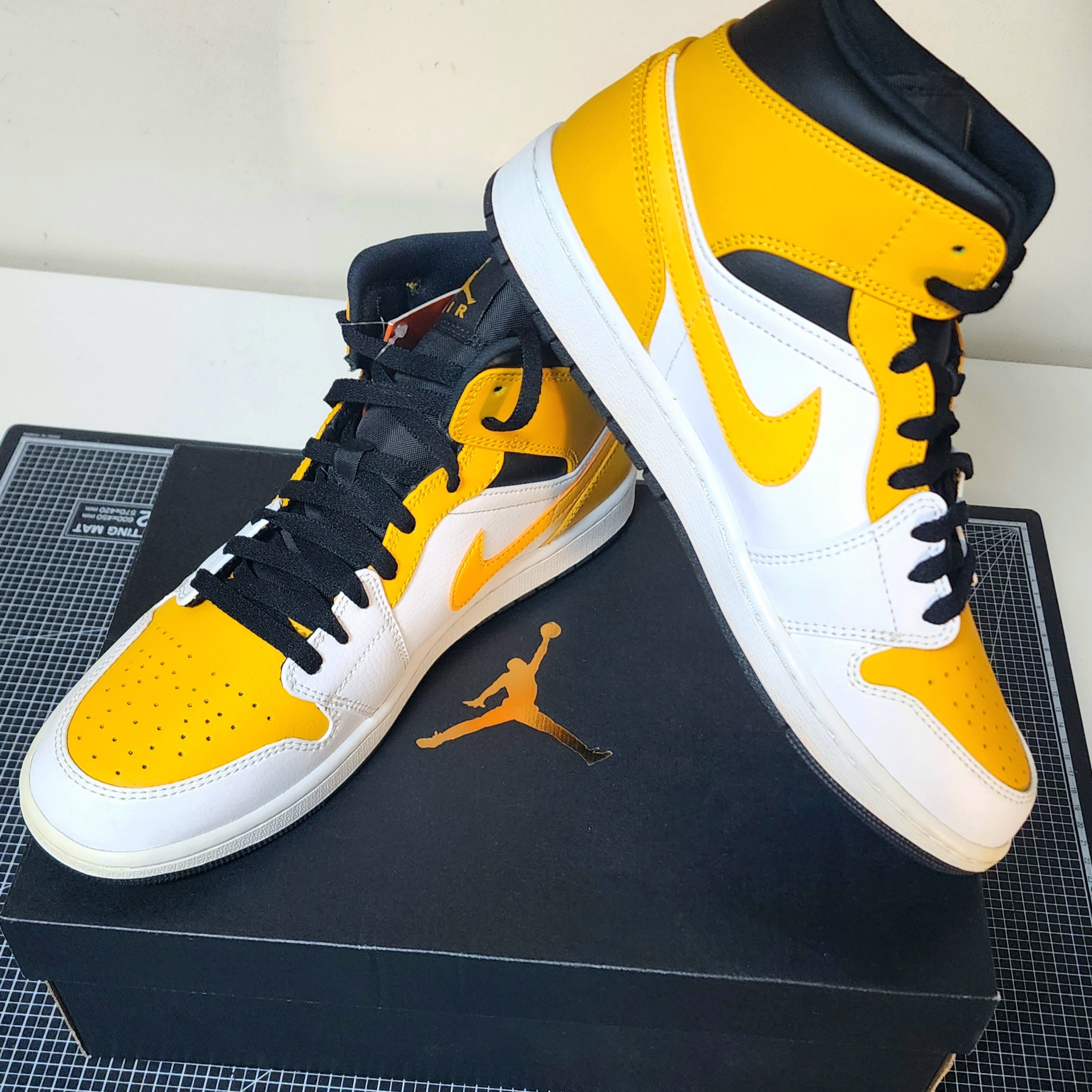 Jordan 1 Mid White University Gold 착용 스타일