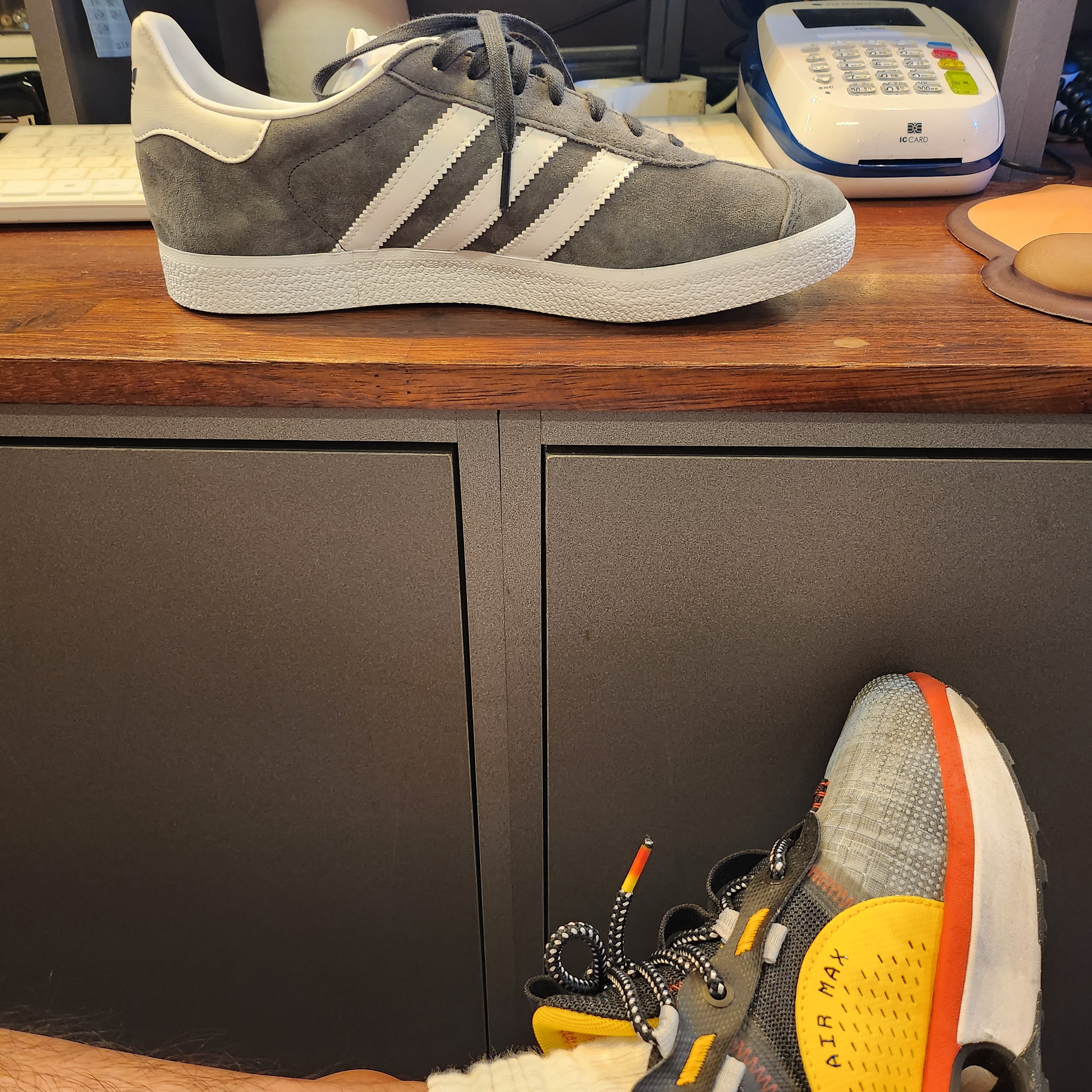 Adidas Gazelle Solid Grey 착용 스타일 - 3