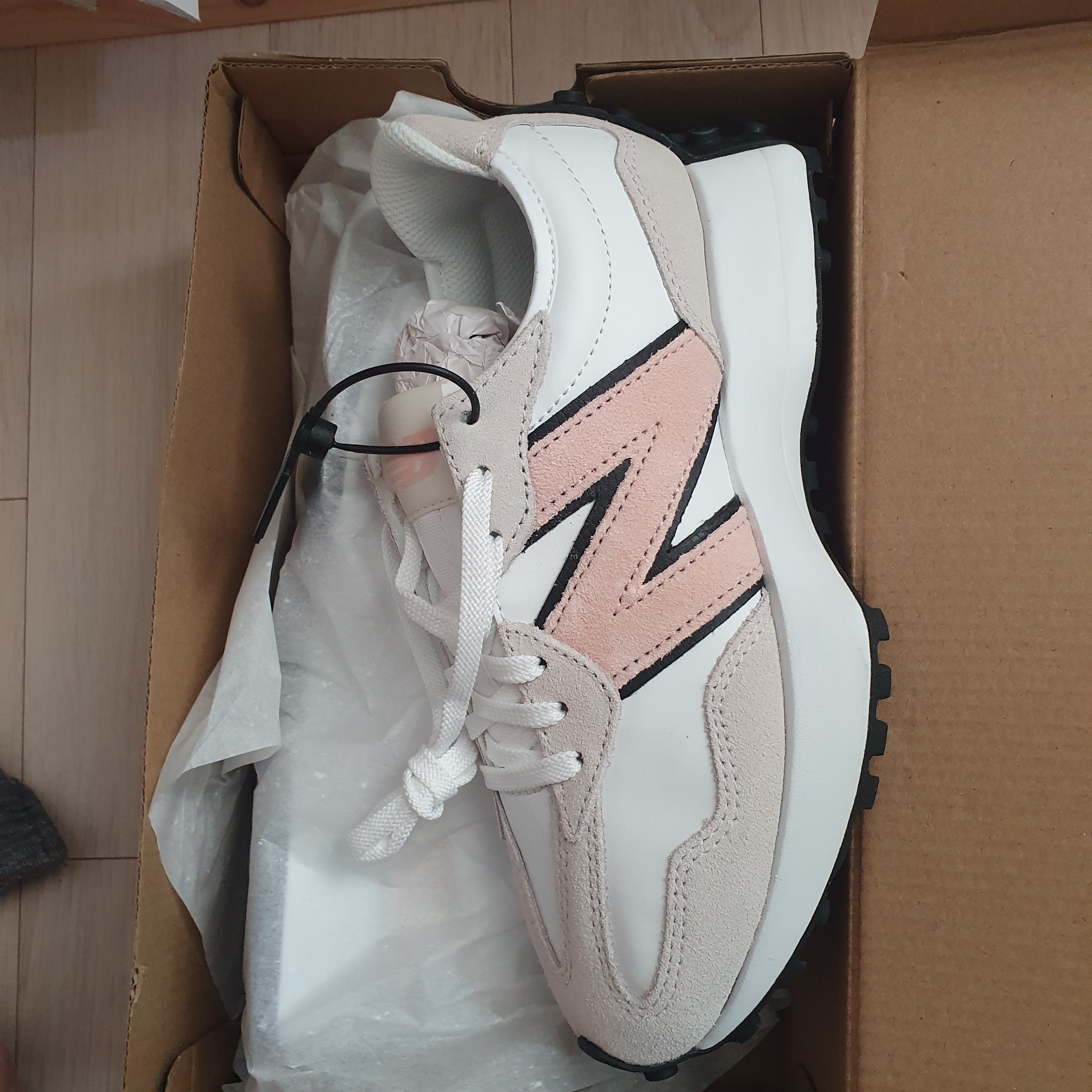 (W) New Balance 327 Pink Haze 착용 스타일 - 2