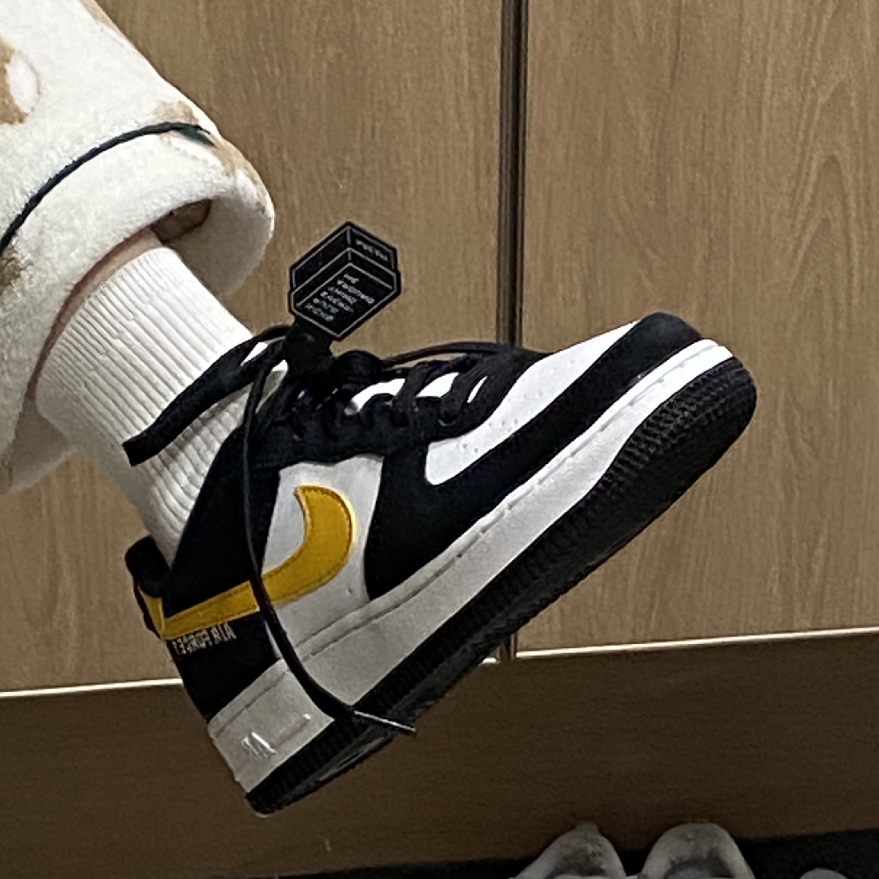 (GS) Nike Air Force 1 LV8 Athletic Club Black Dark Sulfur 착용 스타일 - 2