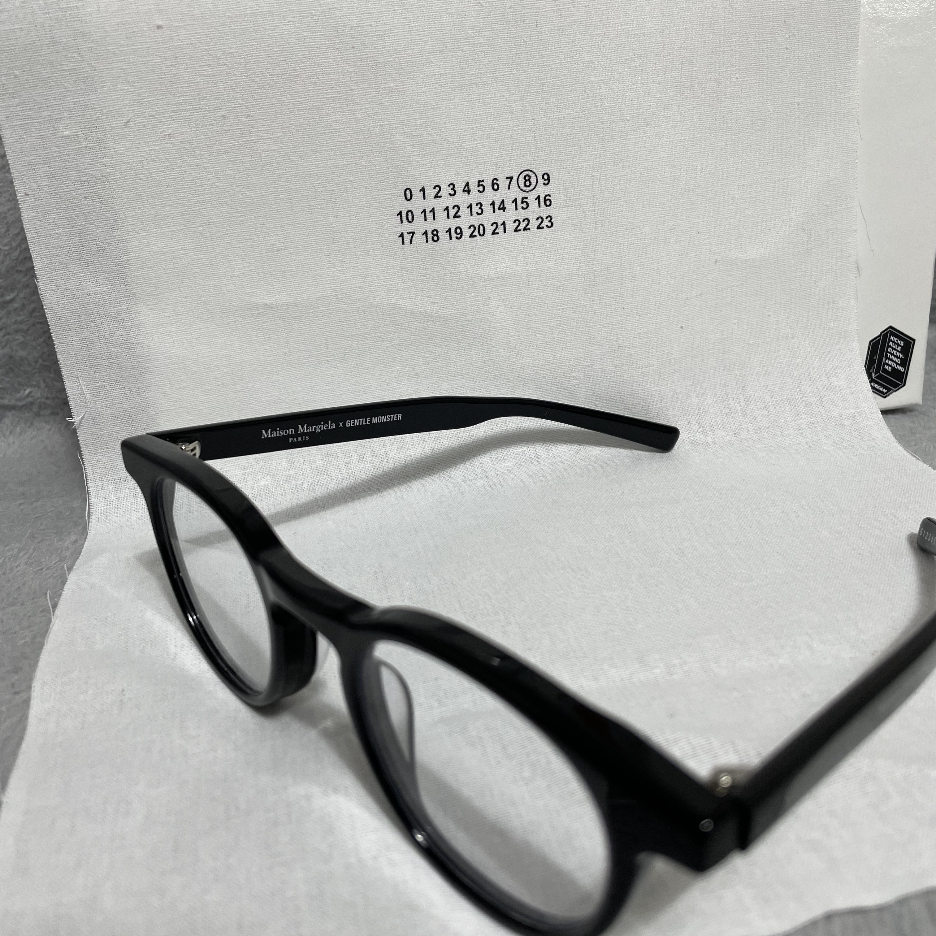 Gentle Monster x Maison Margiela MM009 Clear Black 착용 스타일 - 1