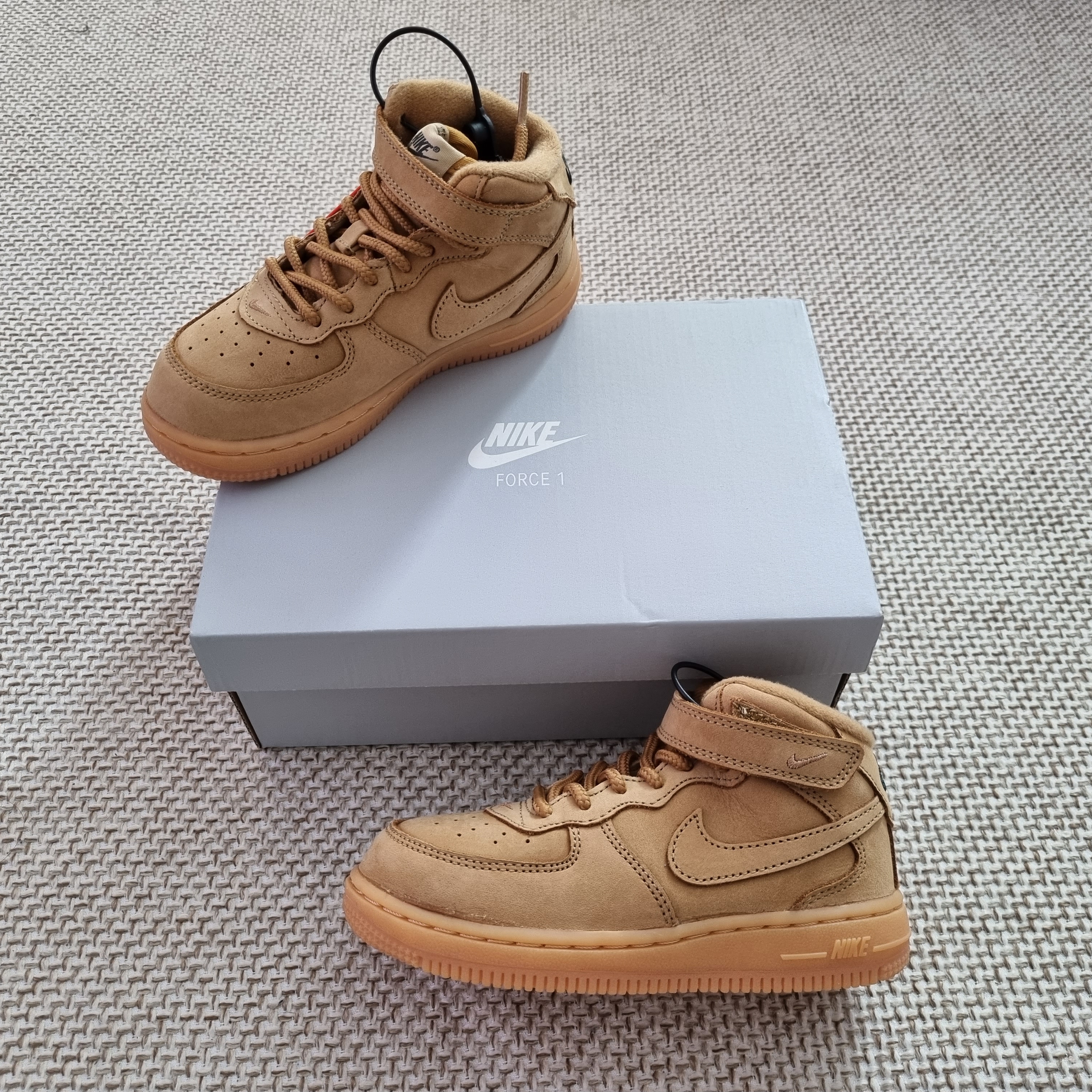 (TD) Nike Force 1 Mid LV8 Flax 착용 스타일 - 1